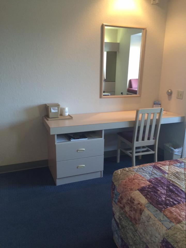 Queen Room with One Queen Bed - Disability Access/Non-Smoking - Photo 3