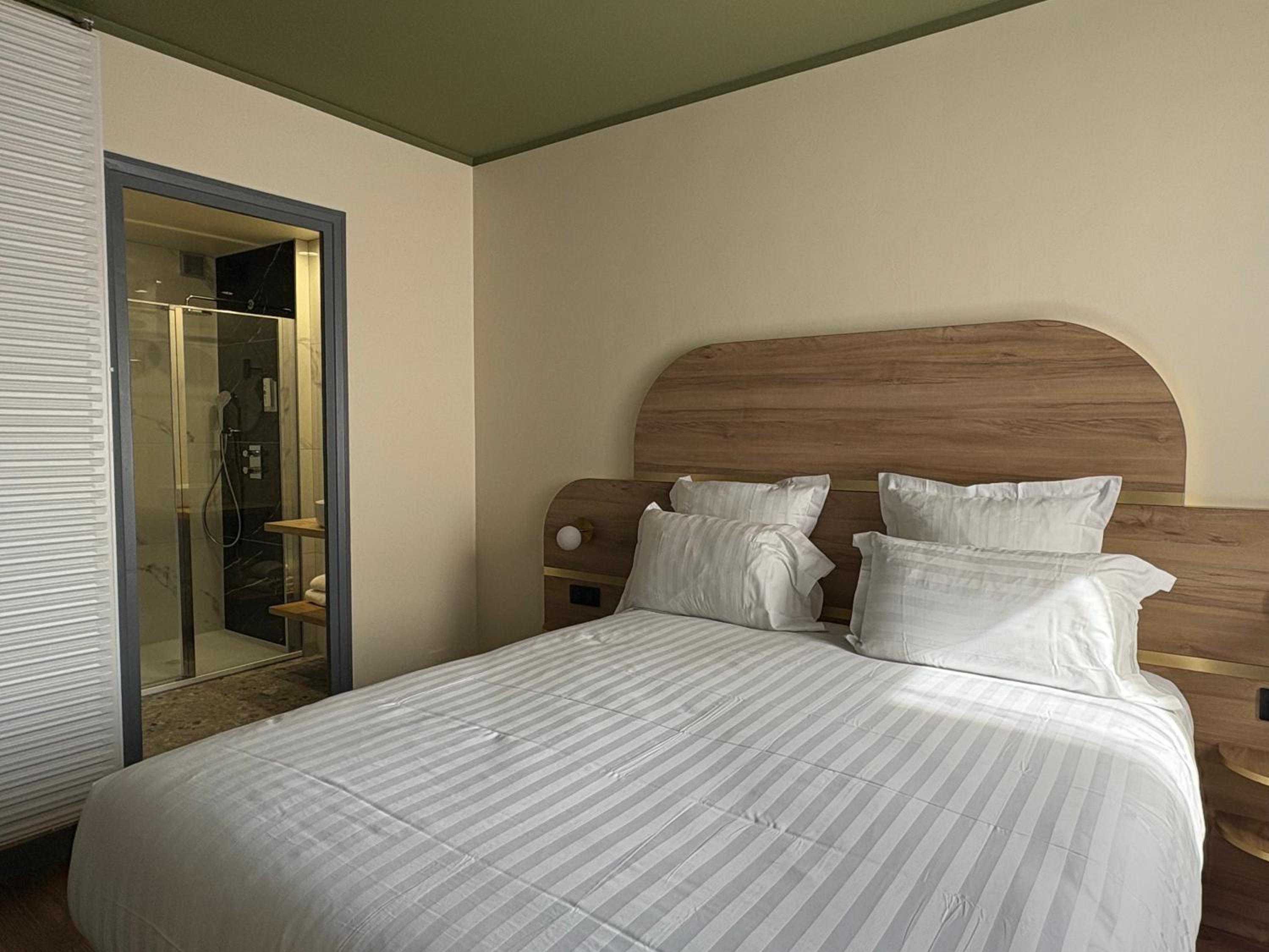 Deluxe Room - Photo 1