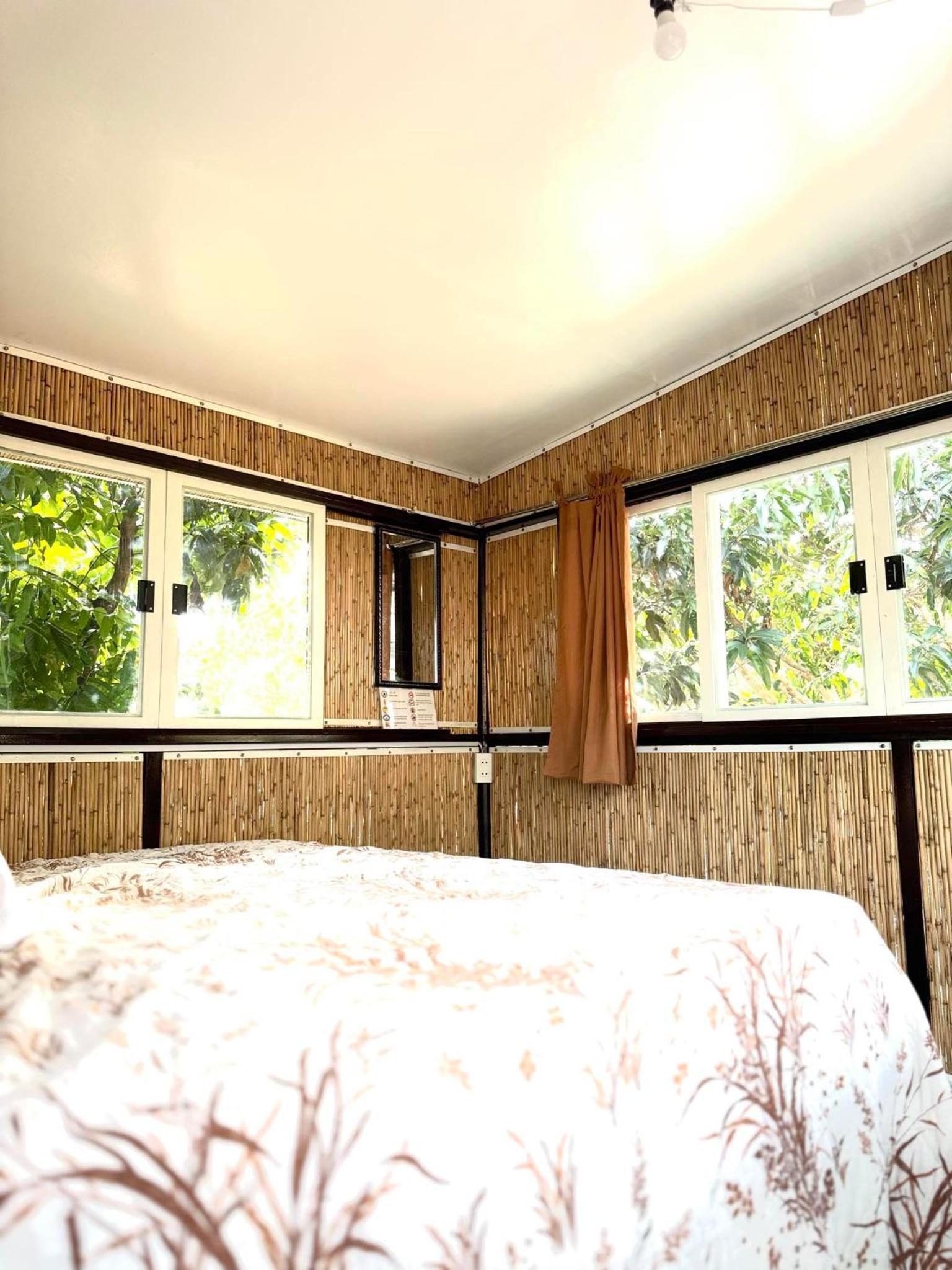 Deluxe Room (2 Adults + 1 Child)