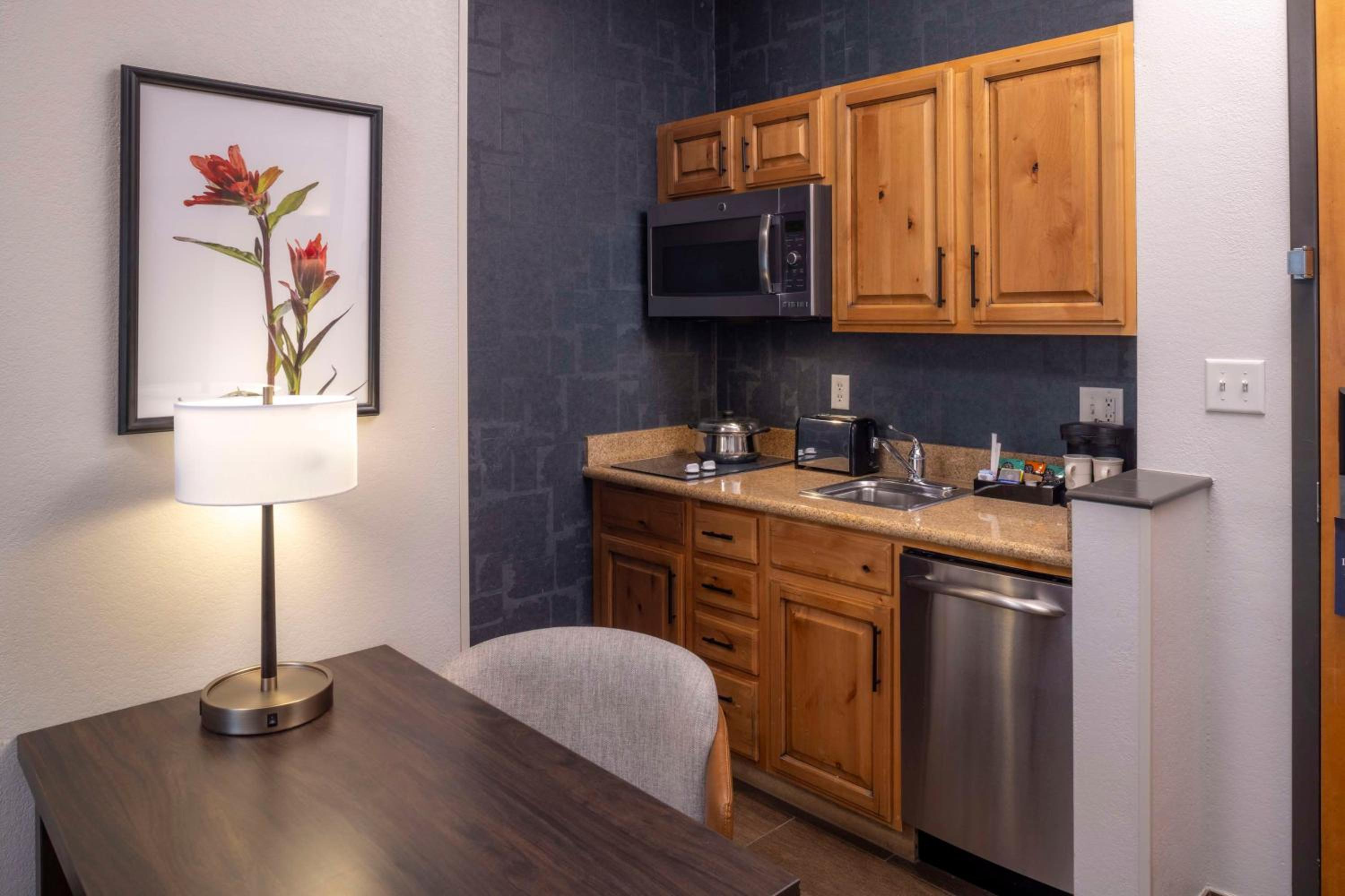 One-Bedroom King Suite with Fireplace - Non-Smoking  - Photo 5
