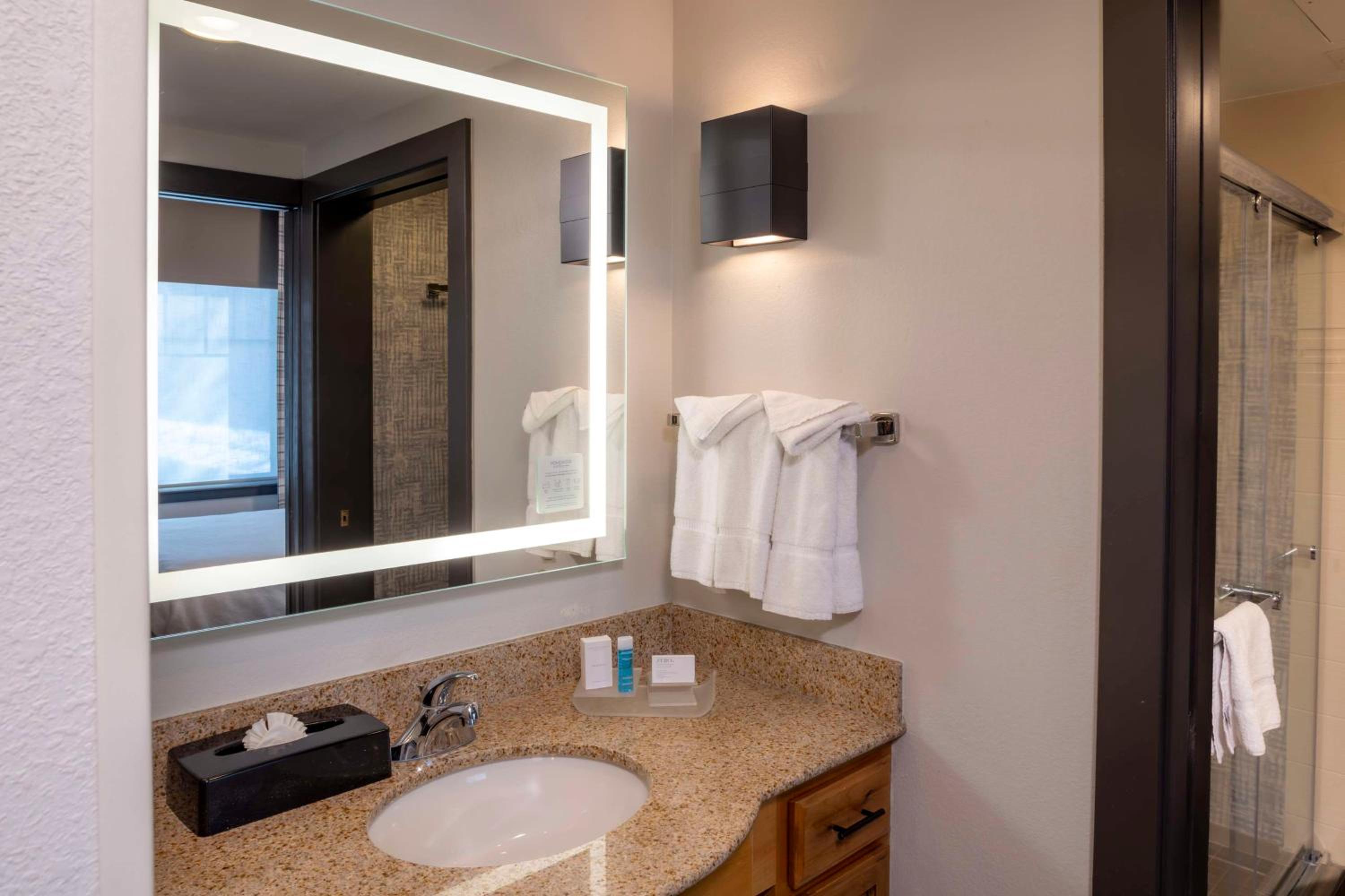 One-Bedroom King Suite with Fireplace - Non-Smoking  - Photo 7