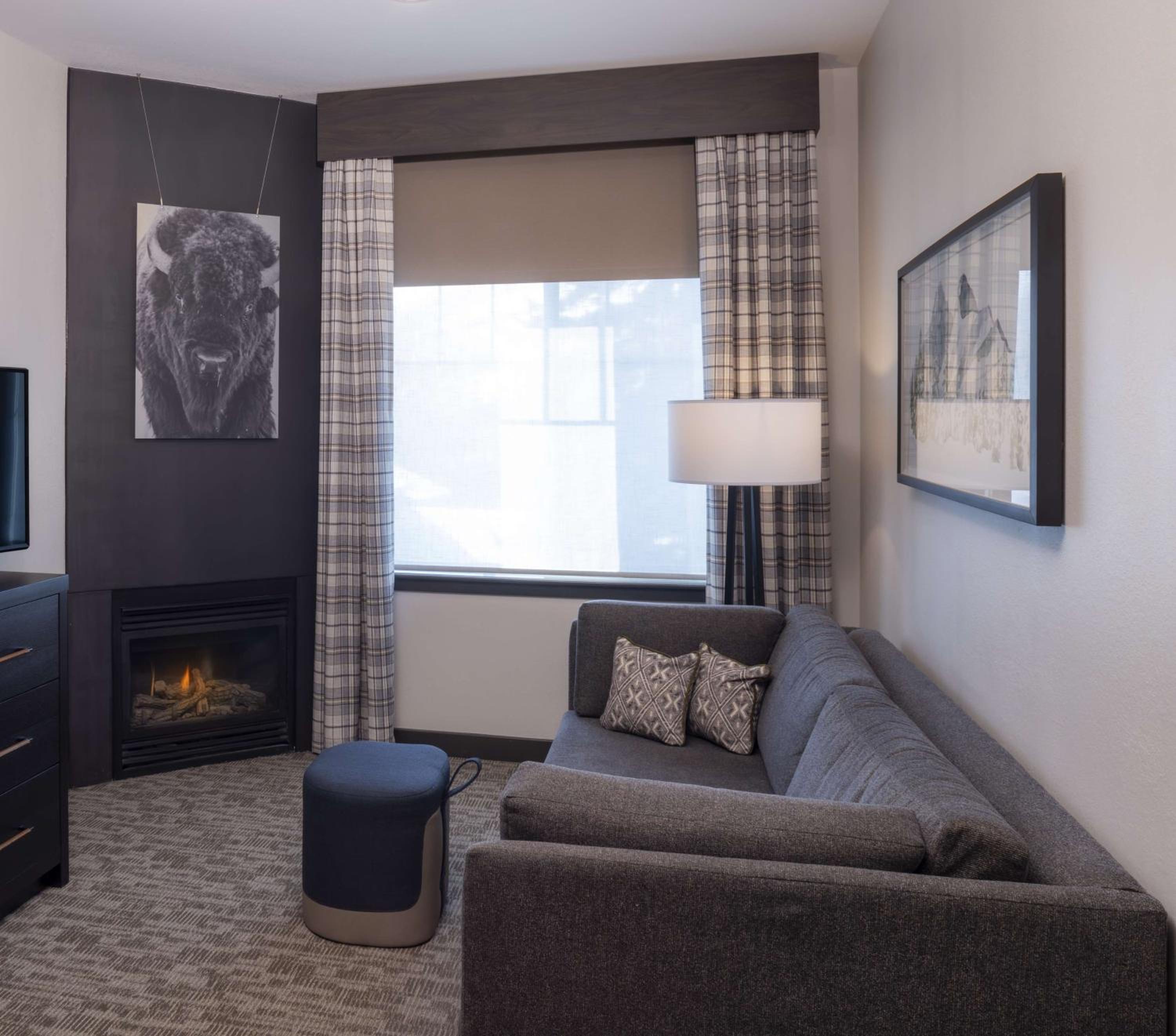 Non-Smoking Queen Suite with Fireplace - Photo 6