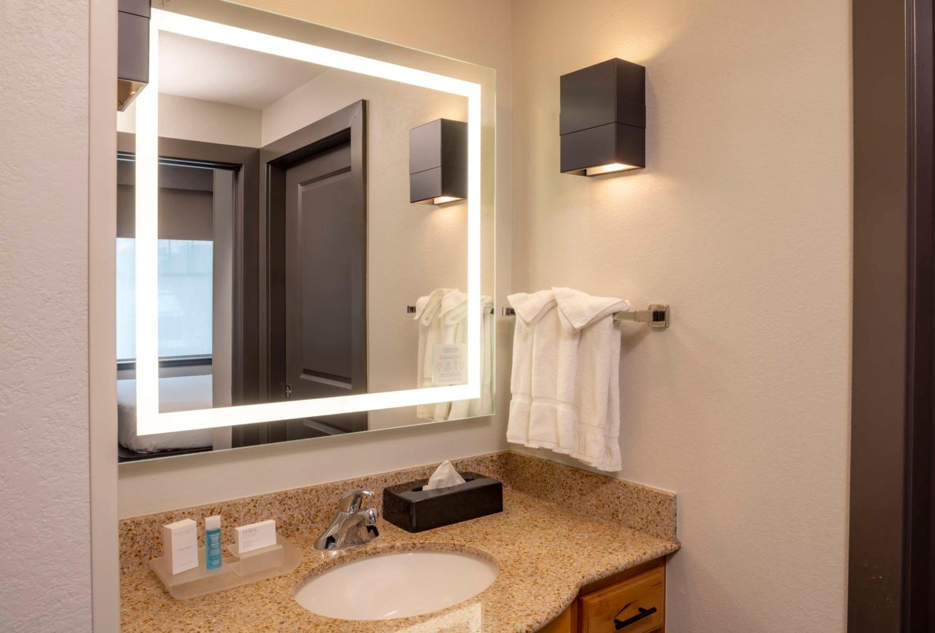 One-Bedroom King Suite with Fireplace - Non-Smoking  - Photo 1