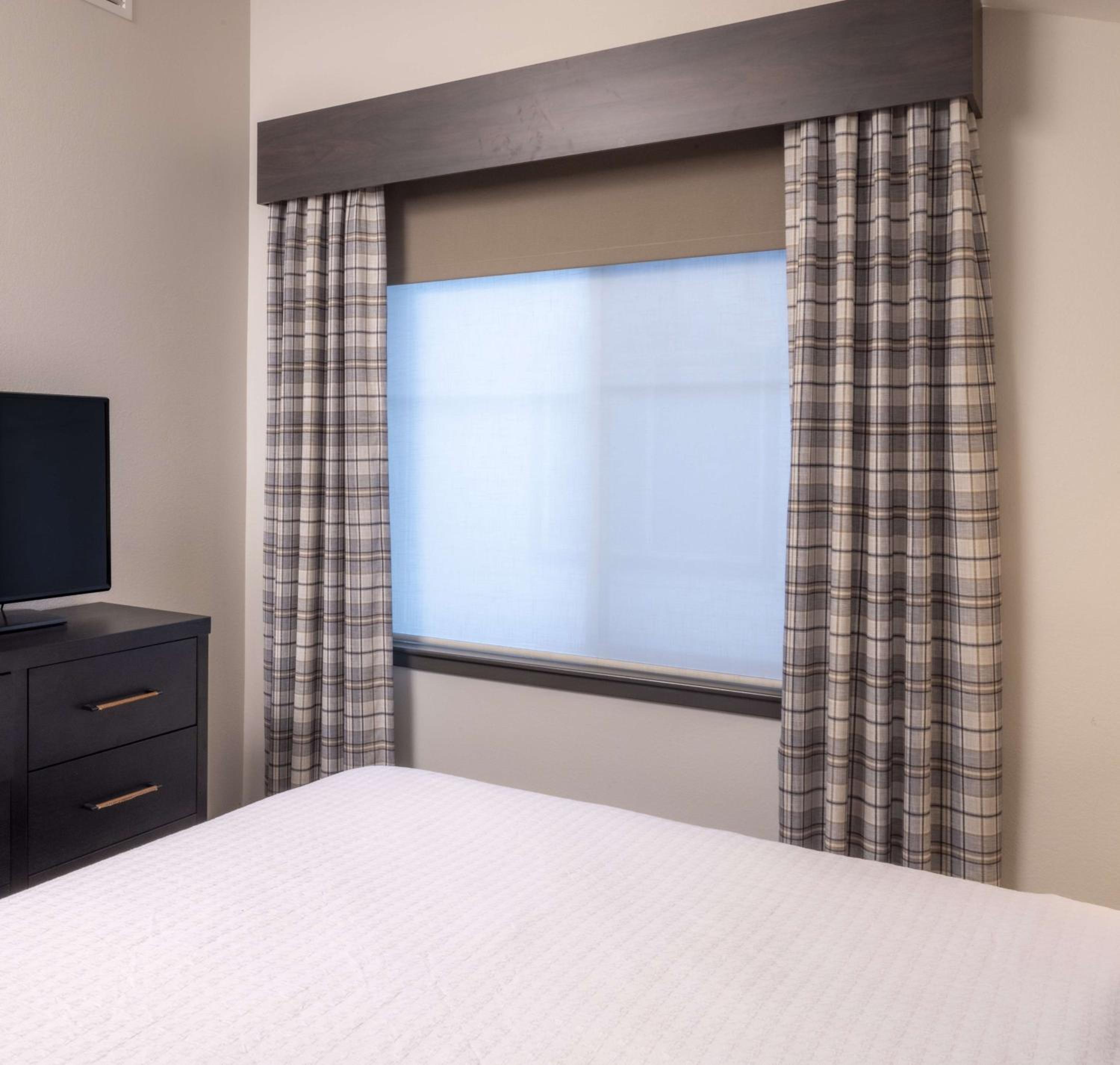 King Suite - Non-Smoking - Photo 8