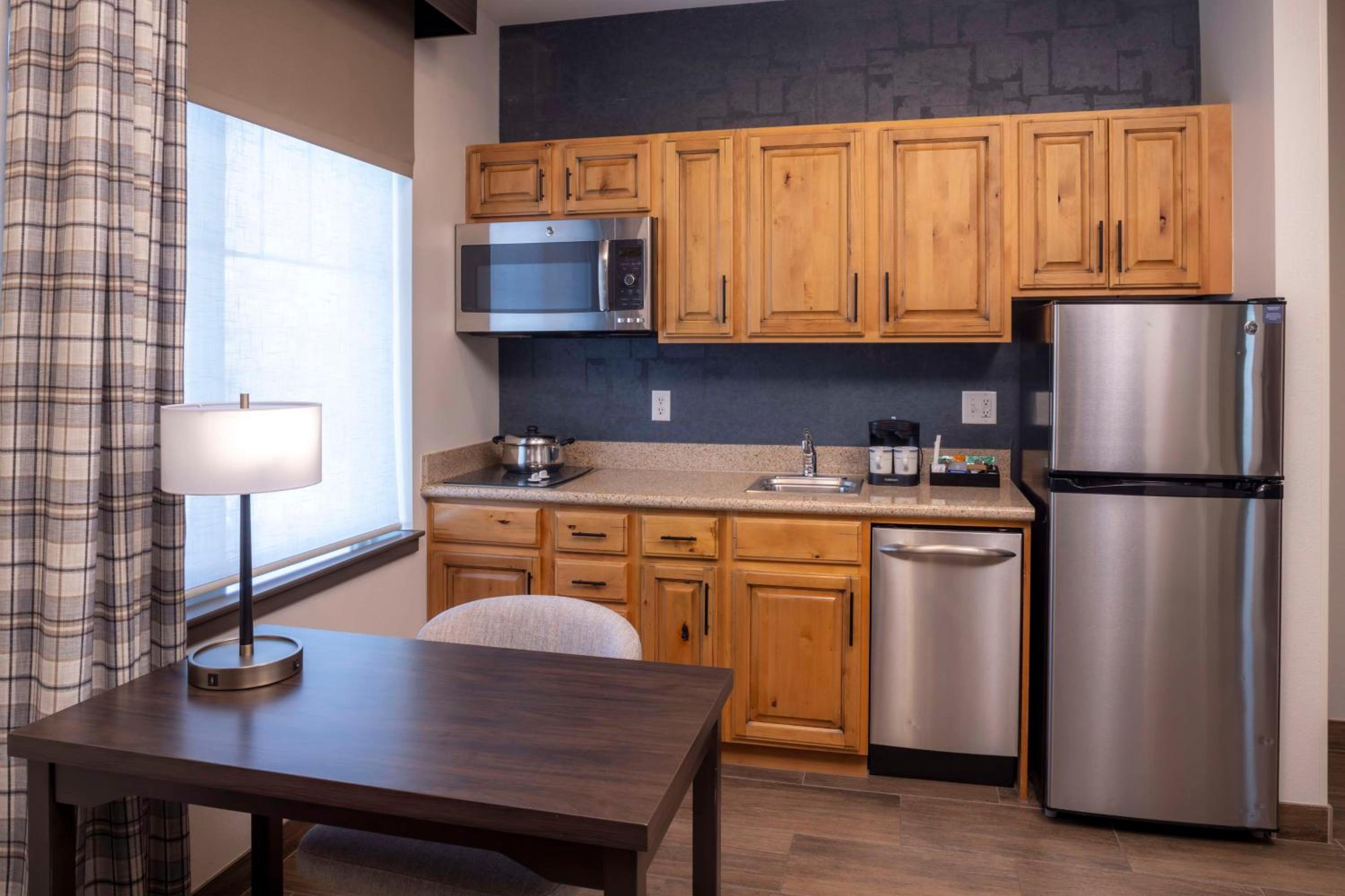 Non-Smoking Queen Suite with Fireplace - Photo 7