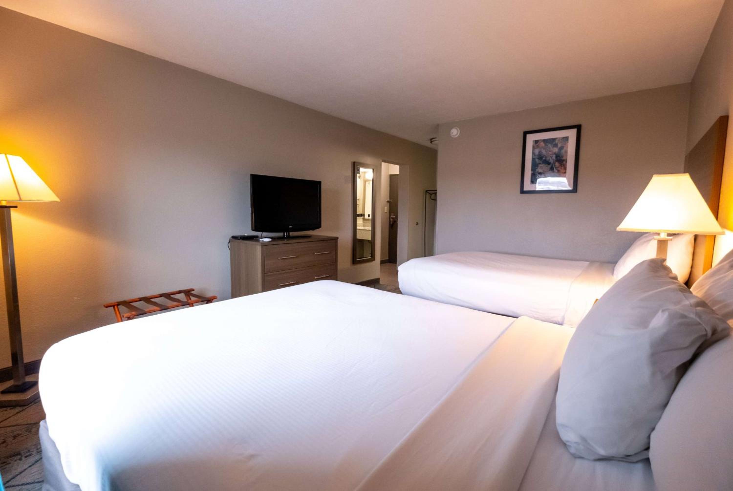Suite with Two Queen Beds and One King Bed - Non-Smoking photo 2