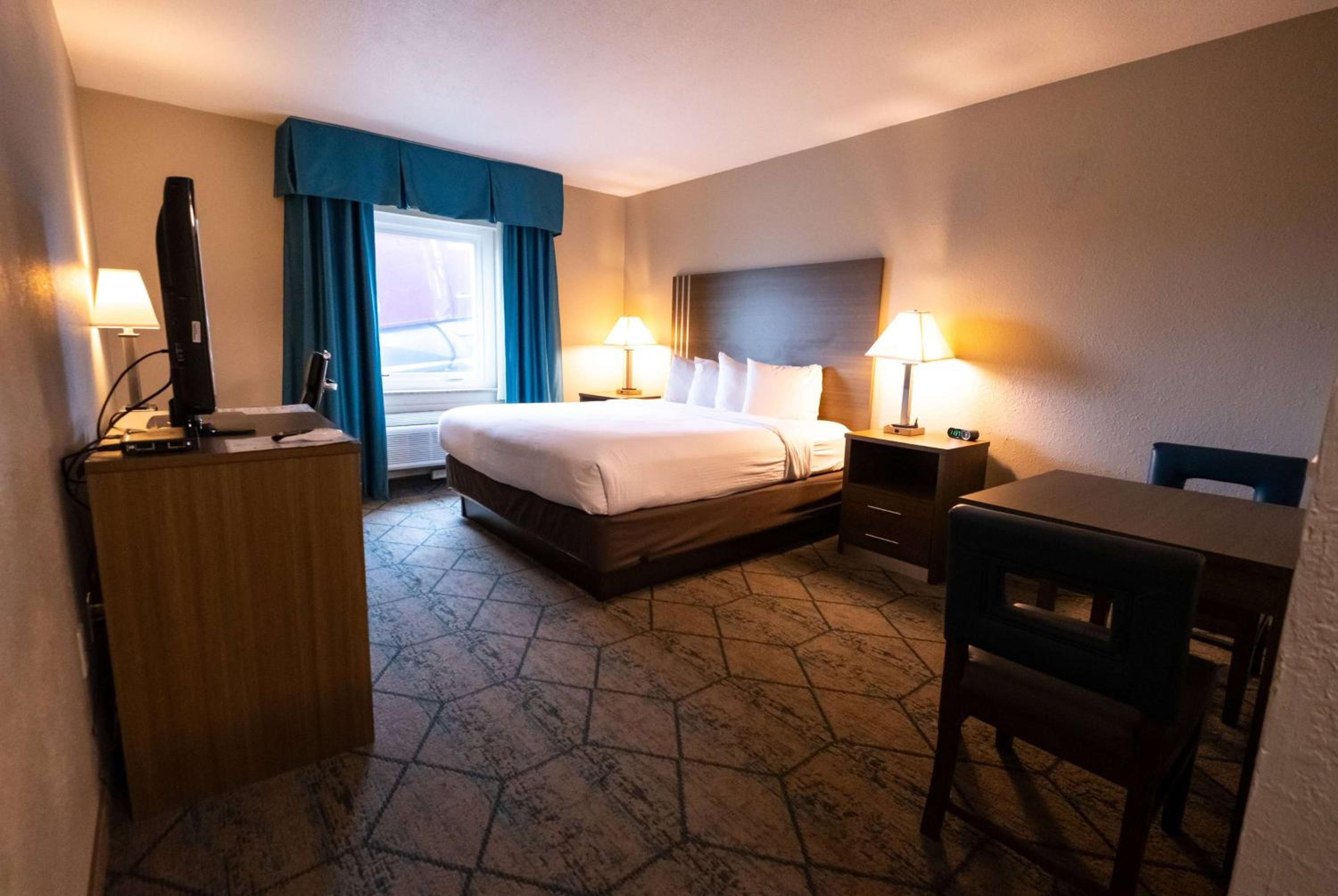 Suite with Two Queen Beds and One King Bed - Non-Smoking photo 1