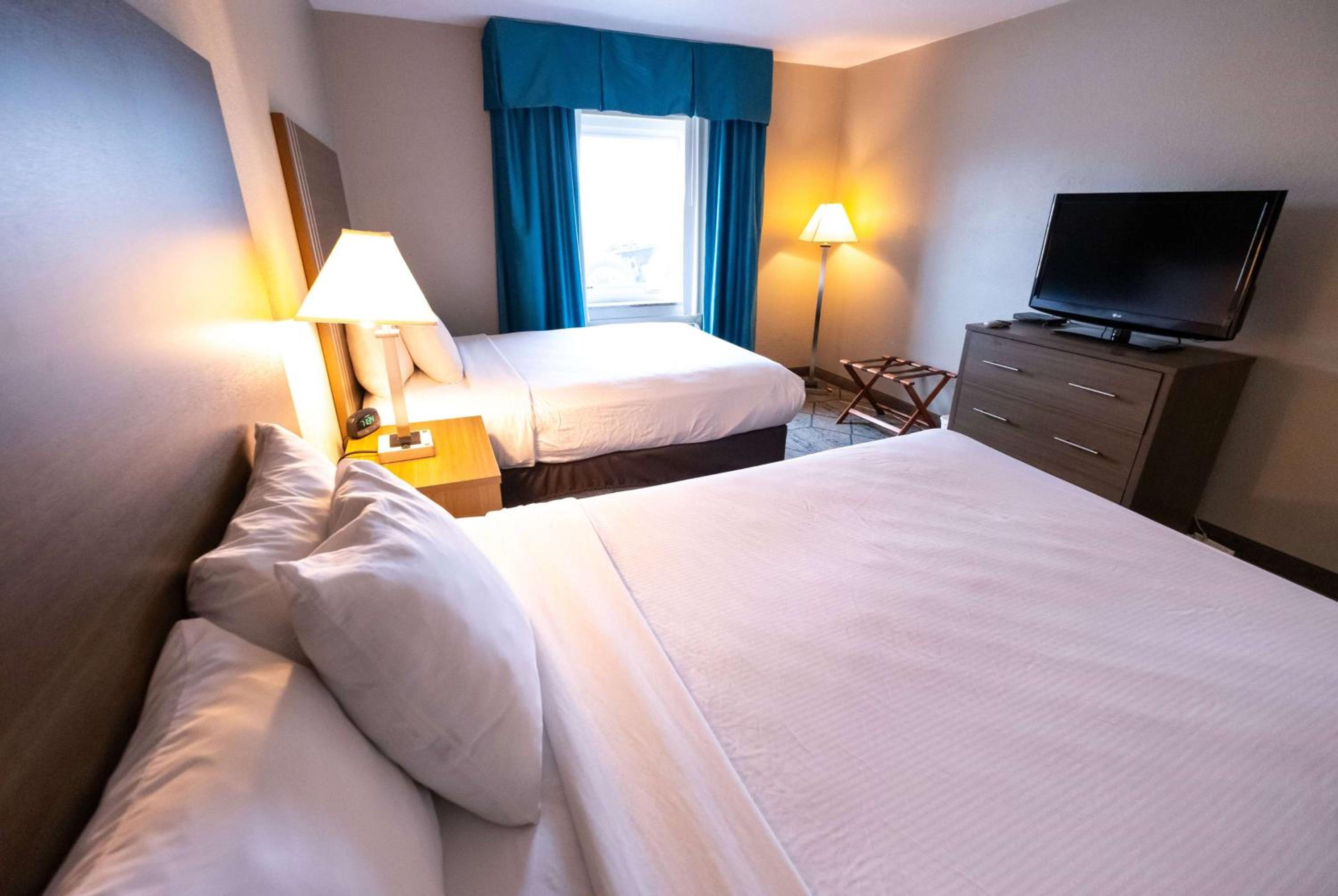 Suite with Two Queen Beds and One King Bed - Non-Smoking photo 3