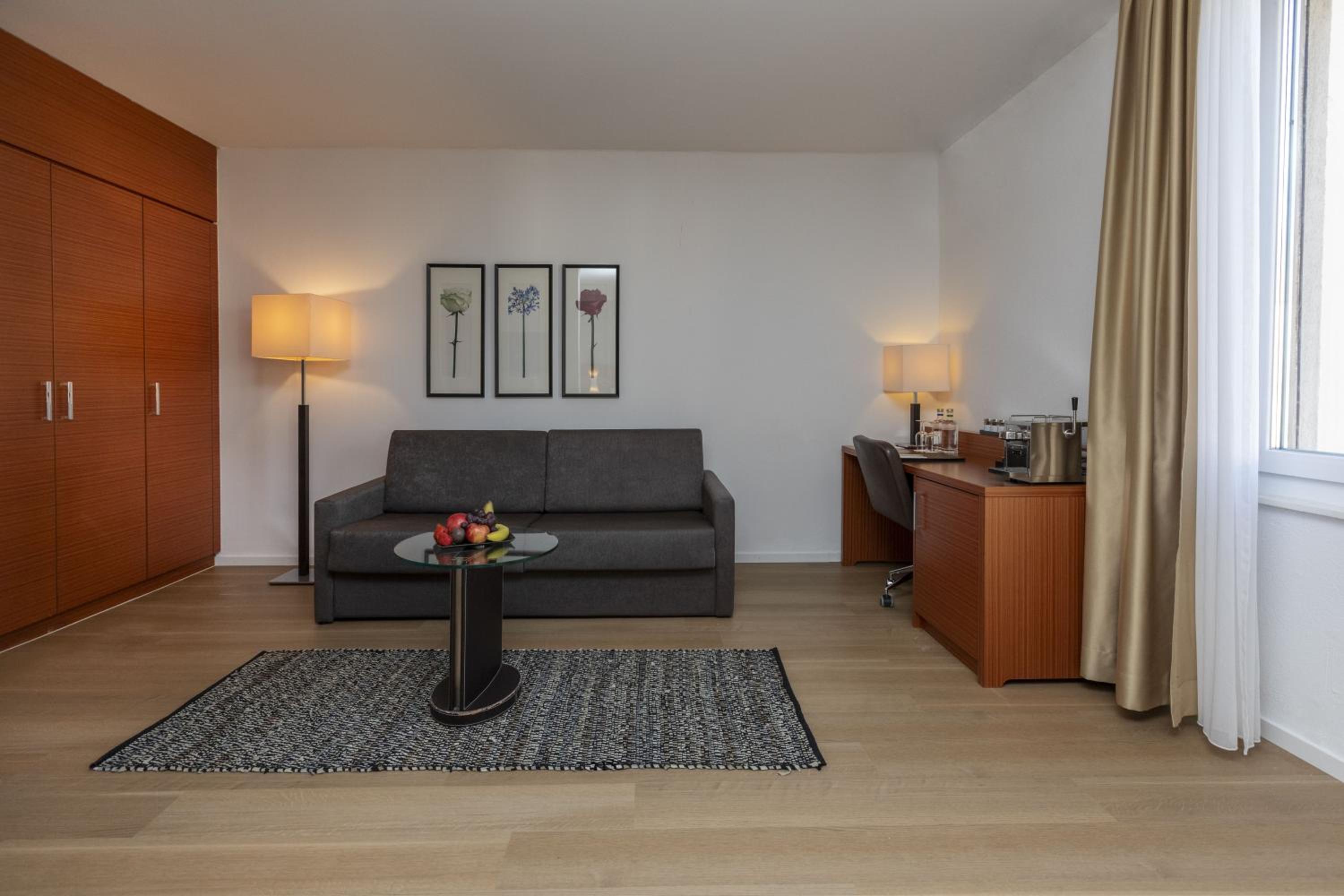 Superior Family Room with Mountain View