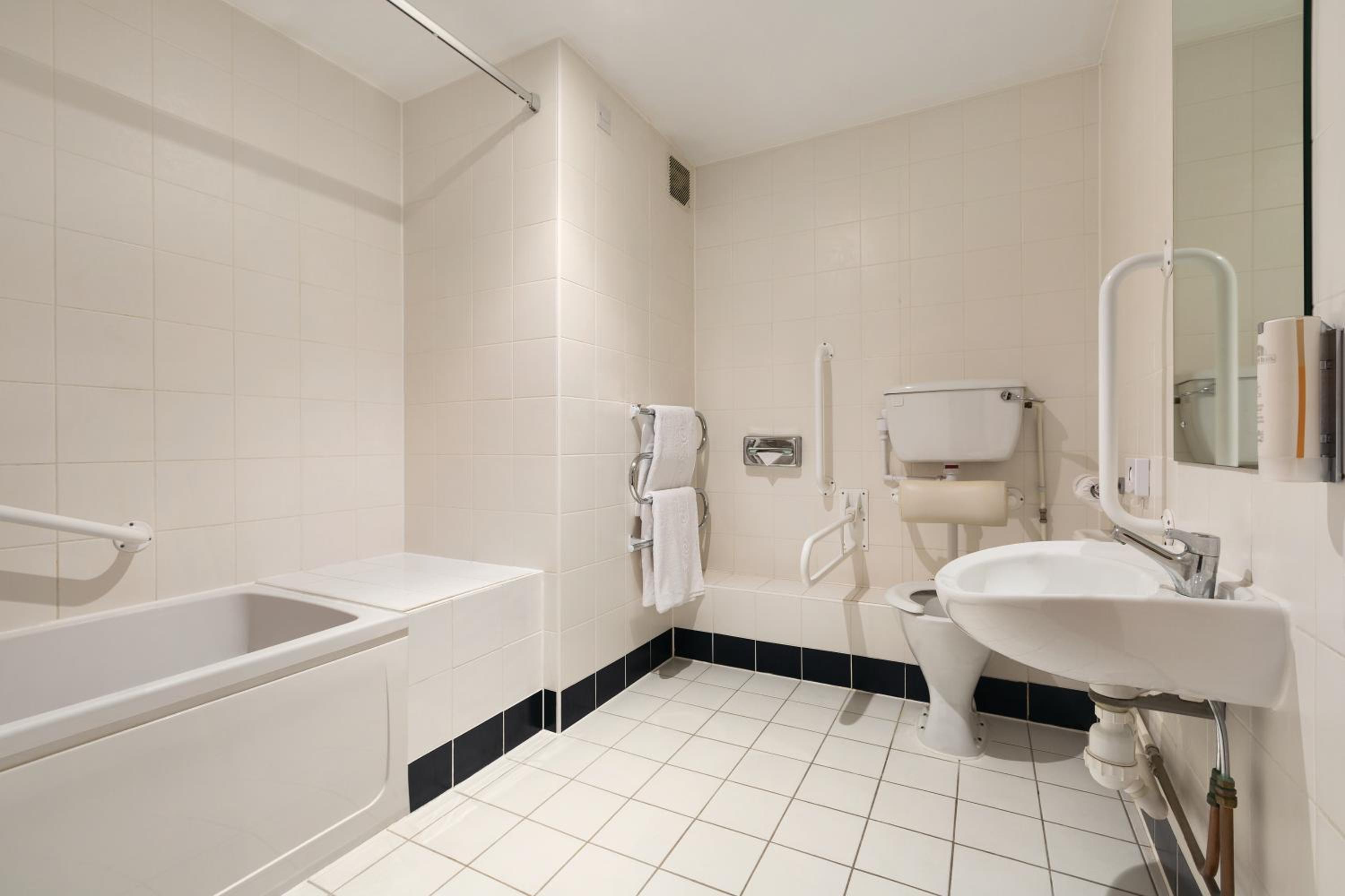Accessible Double Room - Photo 4