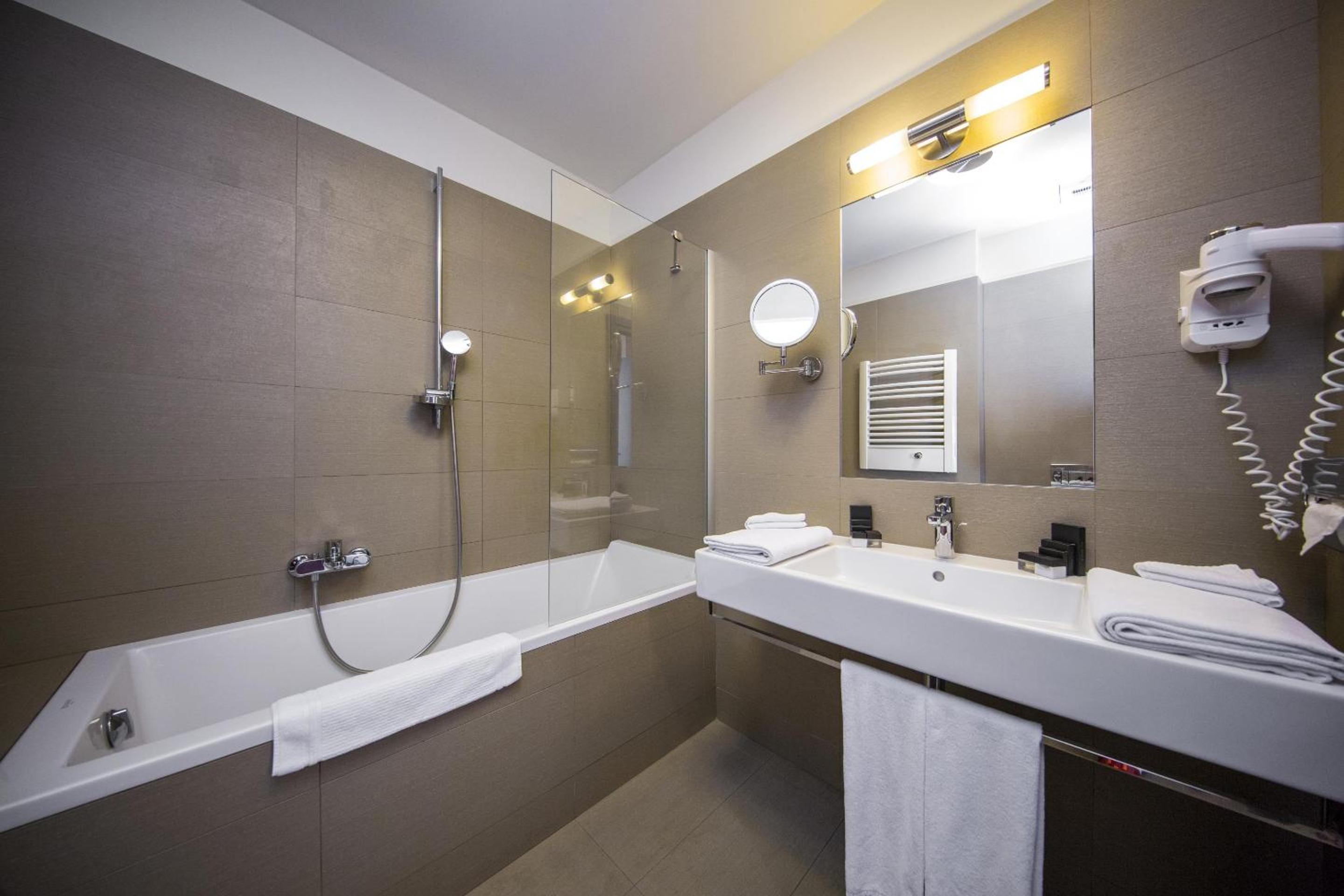 Standard Twin Room - Photo 3