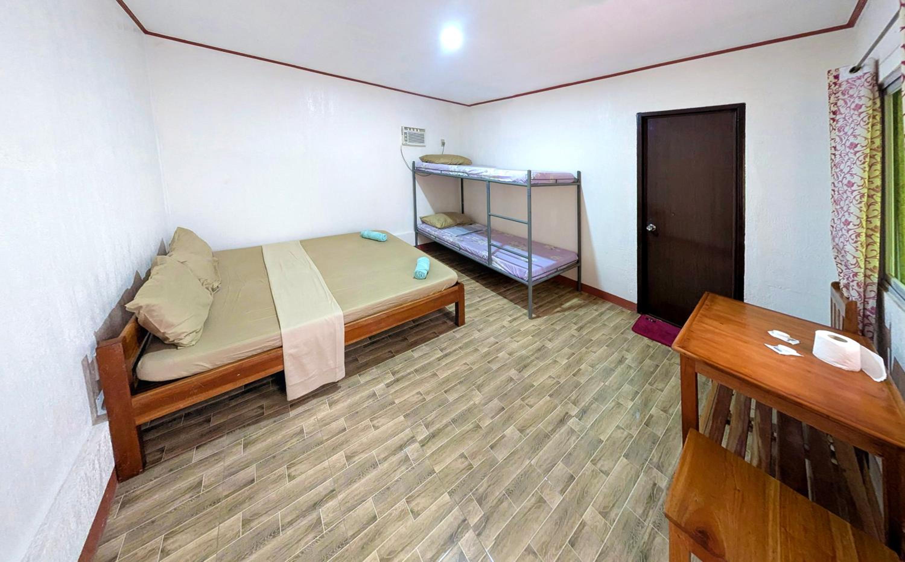 Queen Room with Shared Bathroom photo 2