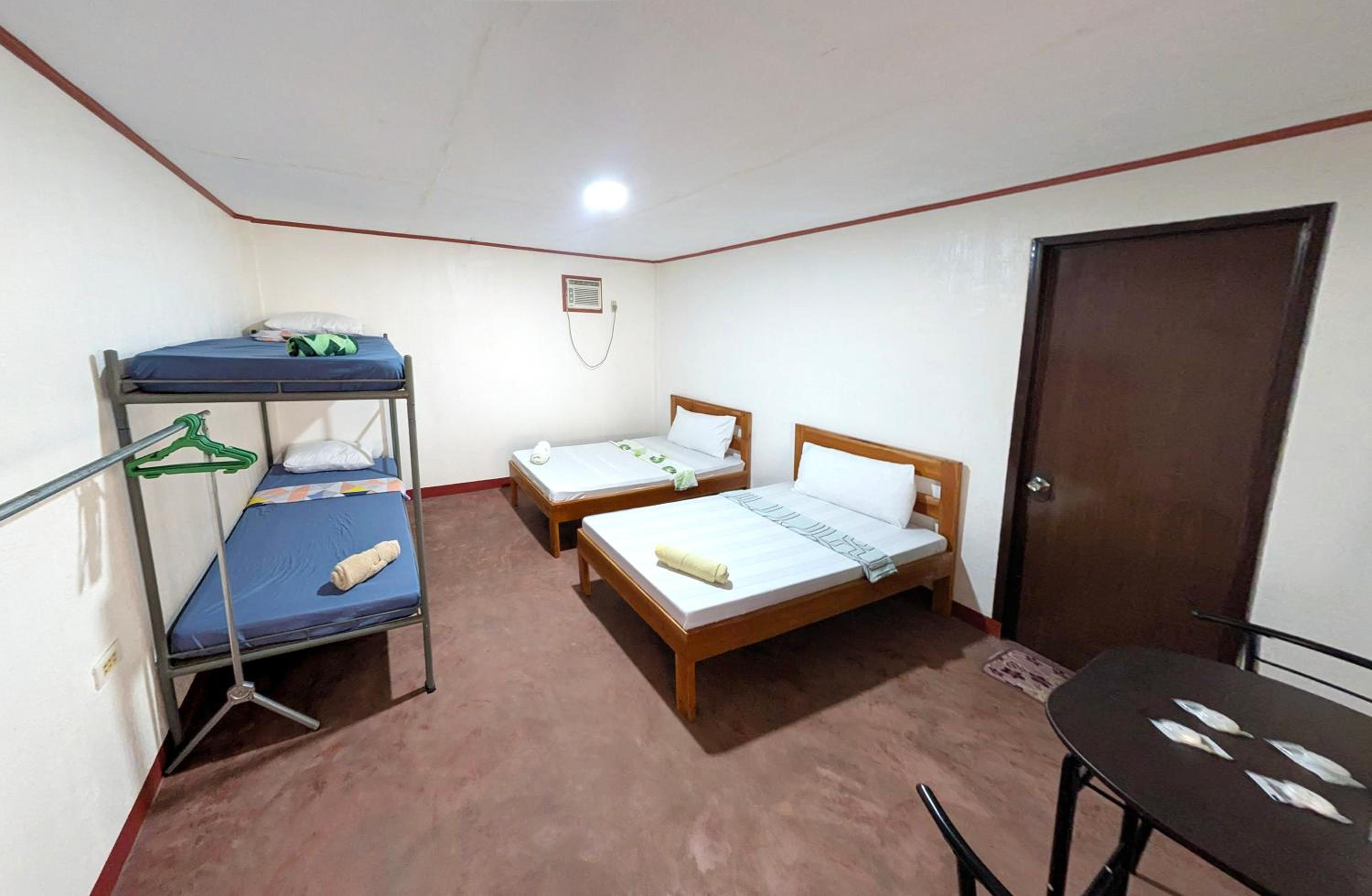Queen Room with Shared Bathroom photo 1