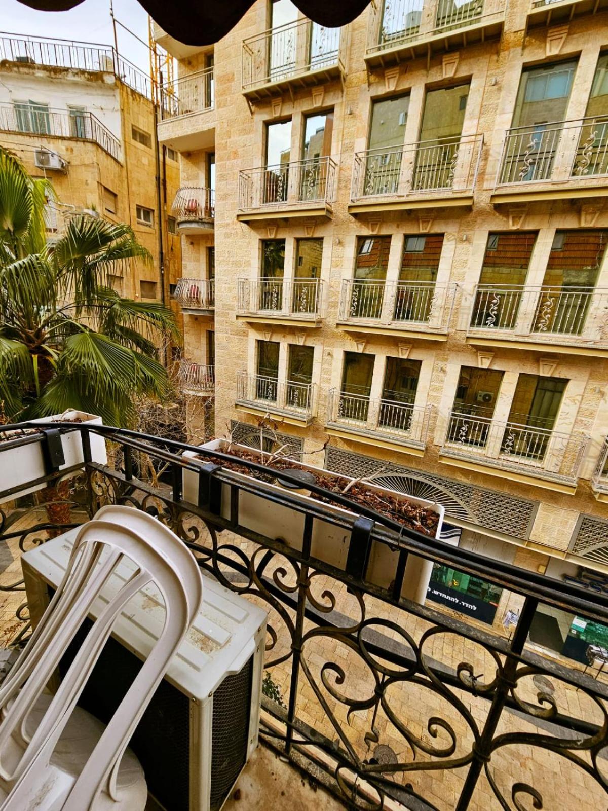 Family Balcony - Photo 4