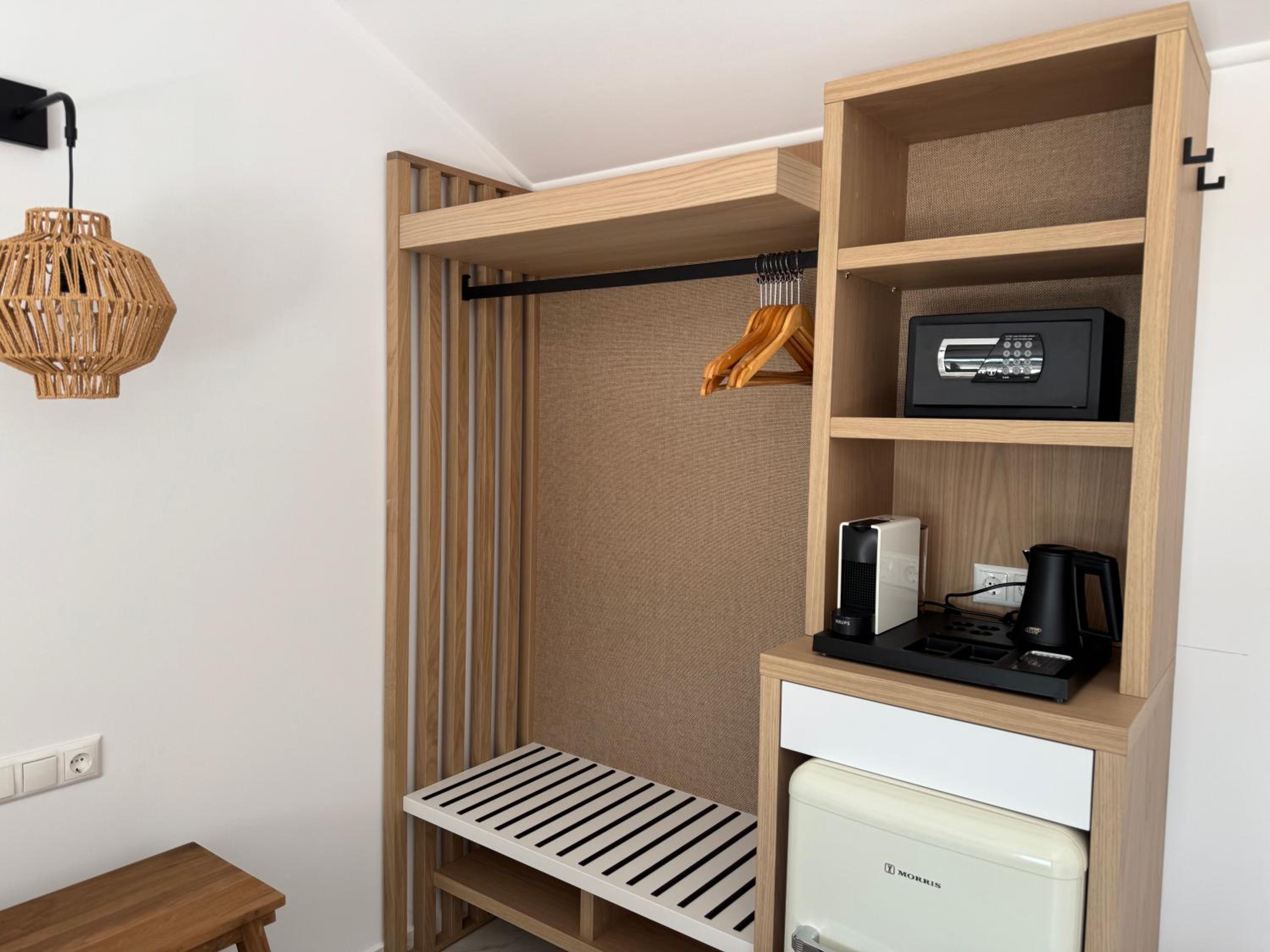 Deluxe Double Room with Balcony and Sea View - Photo 16