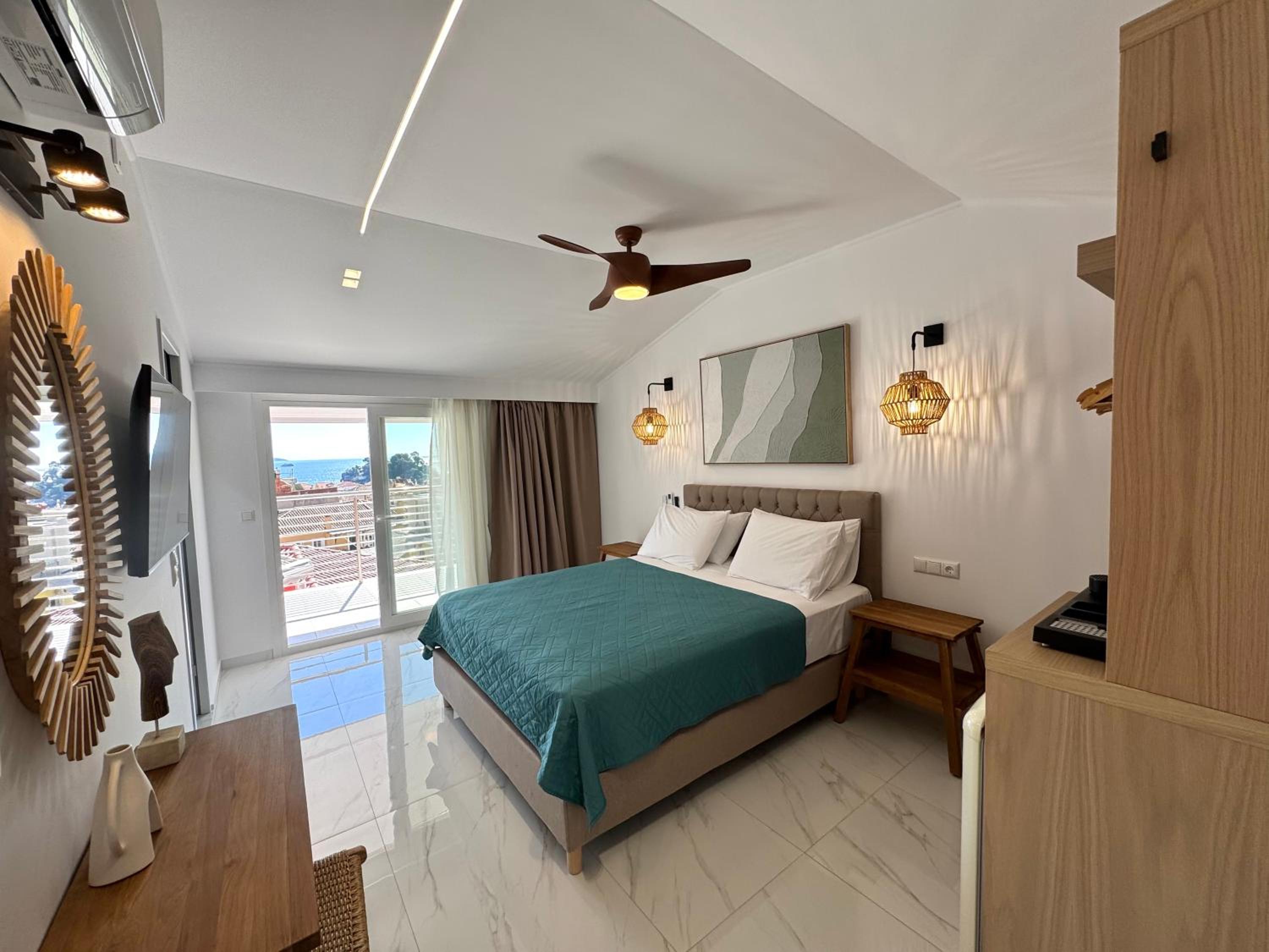 Deluxe Double Room with Balcony and Sea View - Photo 1