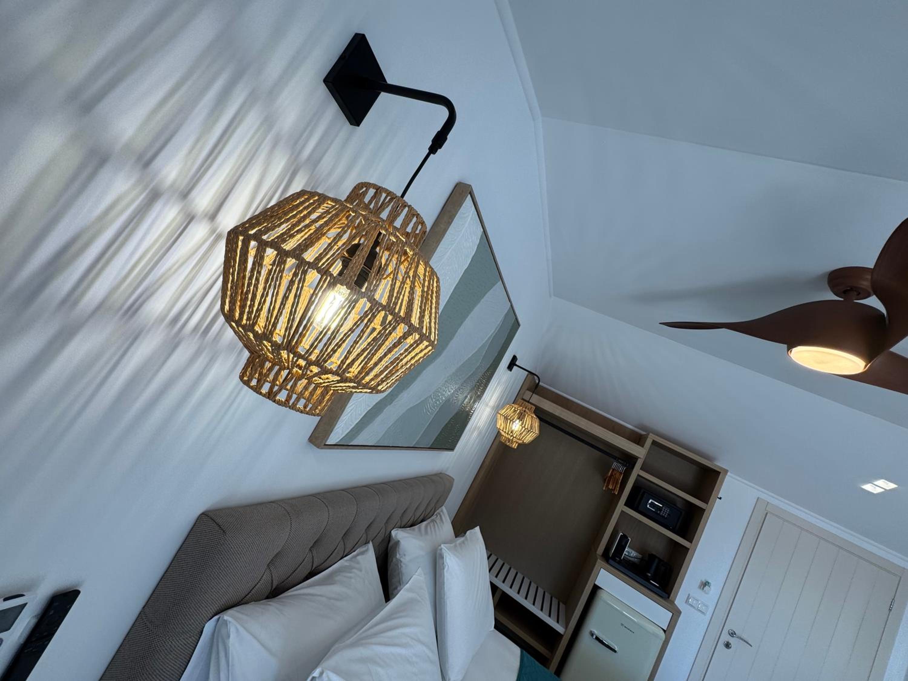 Deluxe Double Room with Balcony and Sea View - Photo 15