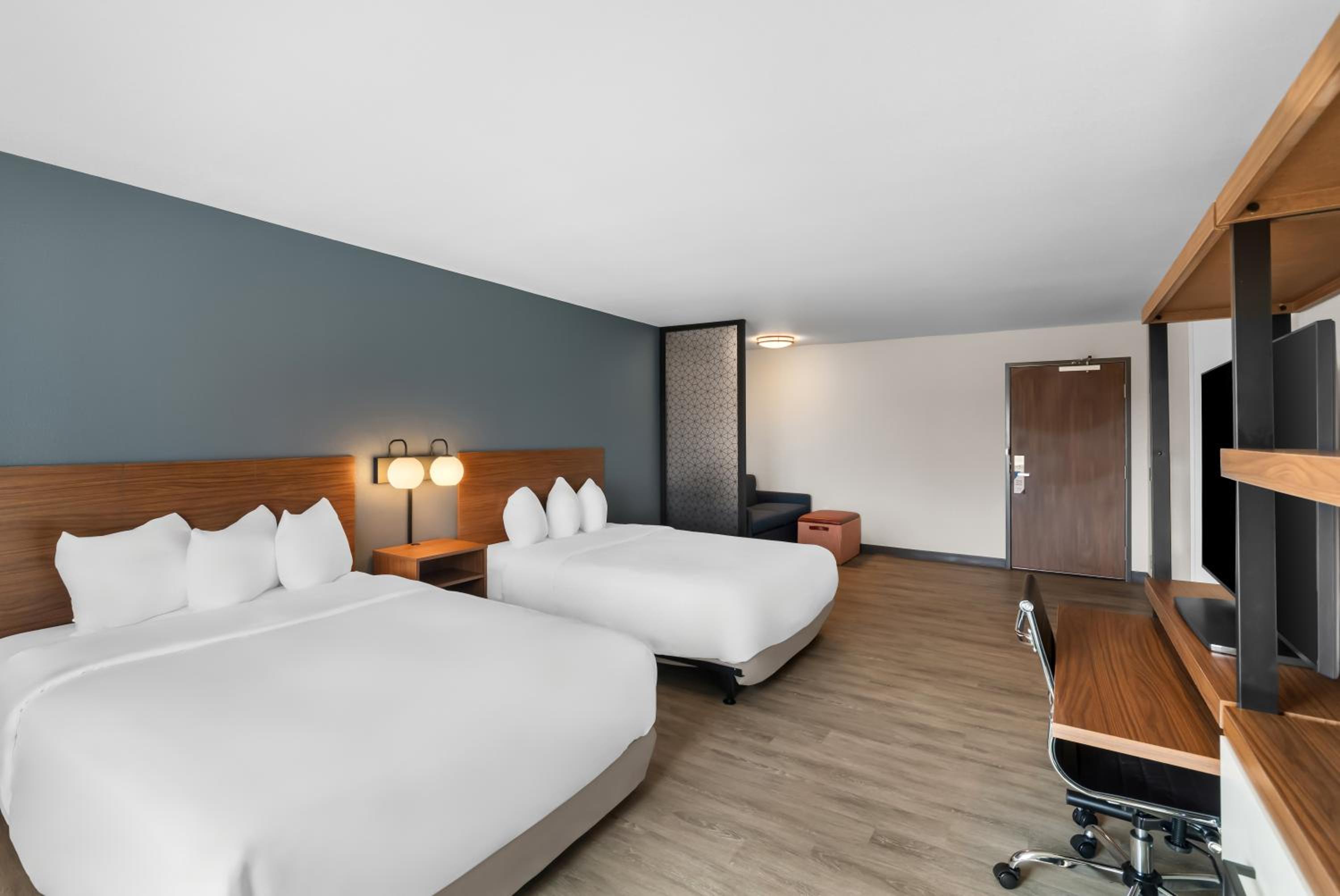 Queen Suite with Two Queen Beds and Tub - Disability Access/Non Smoking photo 3