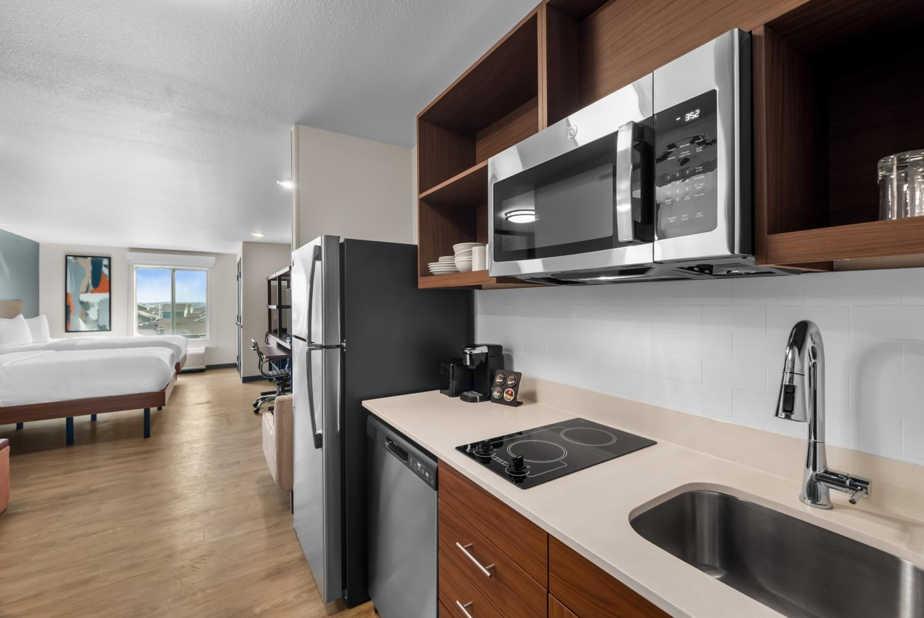 Queen Suite with Two Queen Beds and Dishwasher - Non Smoking photo 2