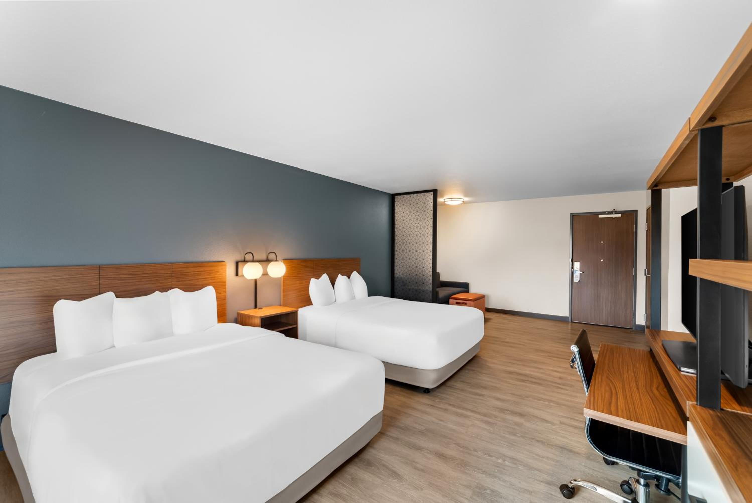 Queen Suite with Two Queen Beds and Roll-In Shower - Disability Access/Non Smoking