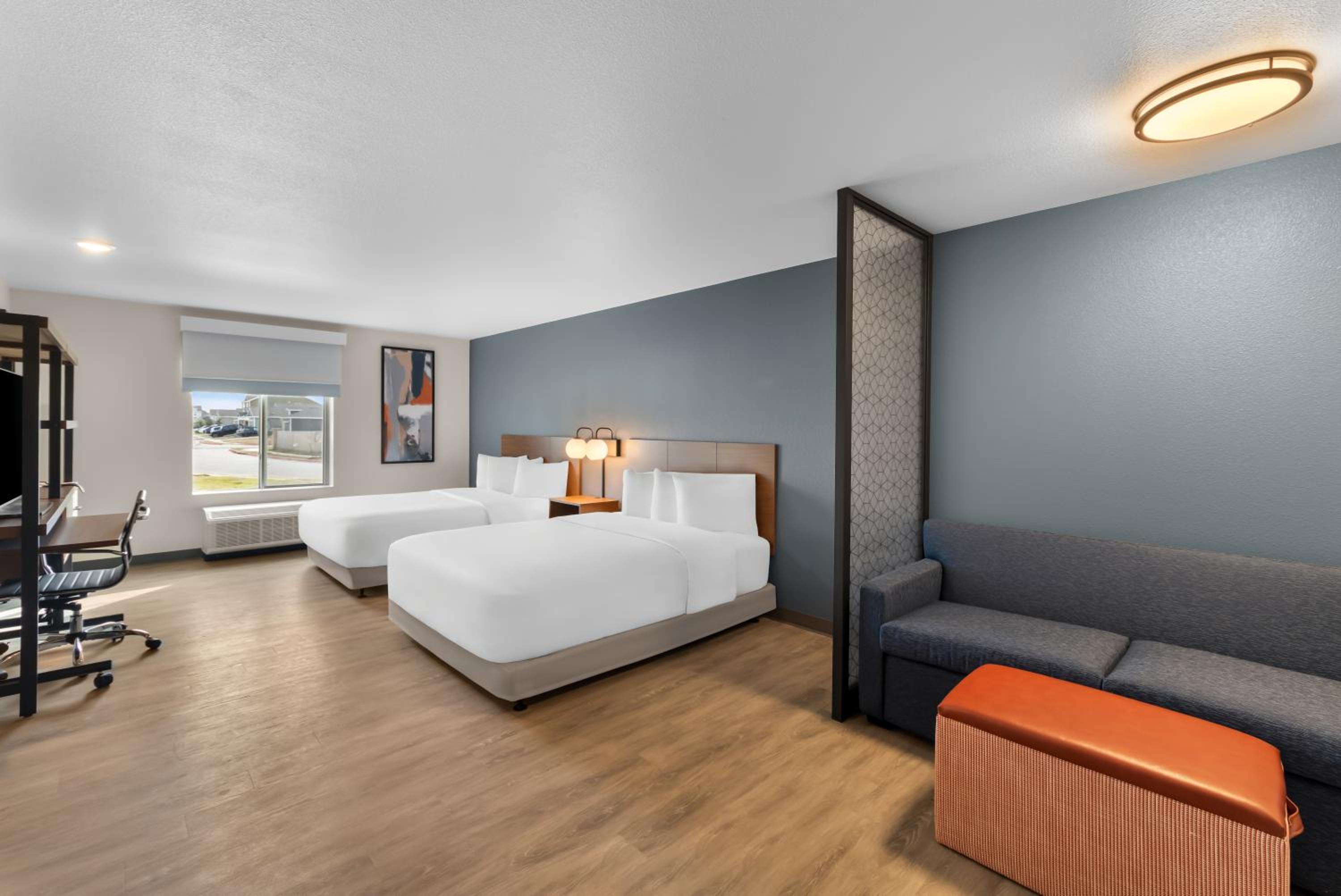 Queen Suite with Two Queen Beds and Tub - Disability Access/Non Smoking photo 2