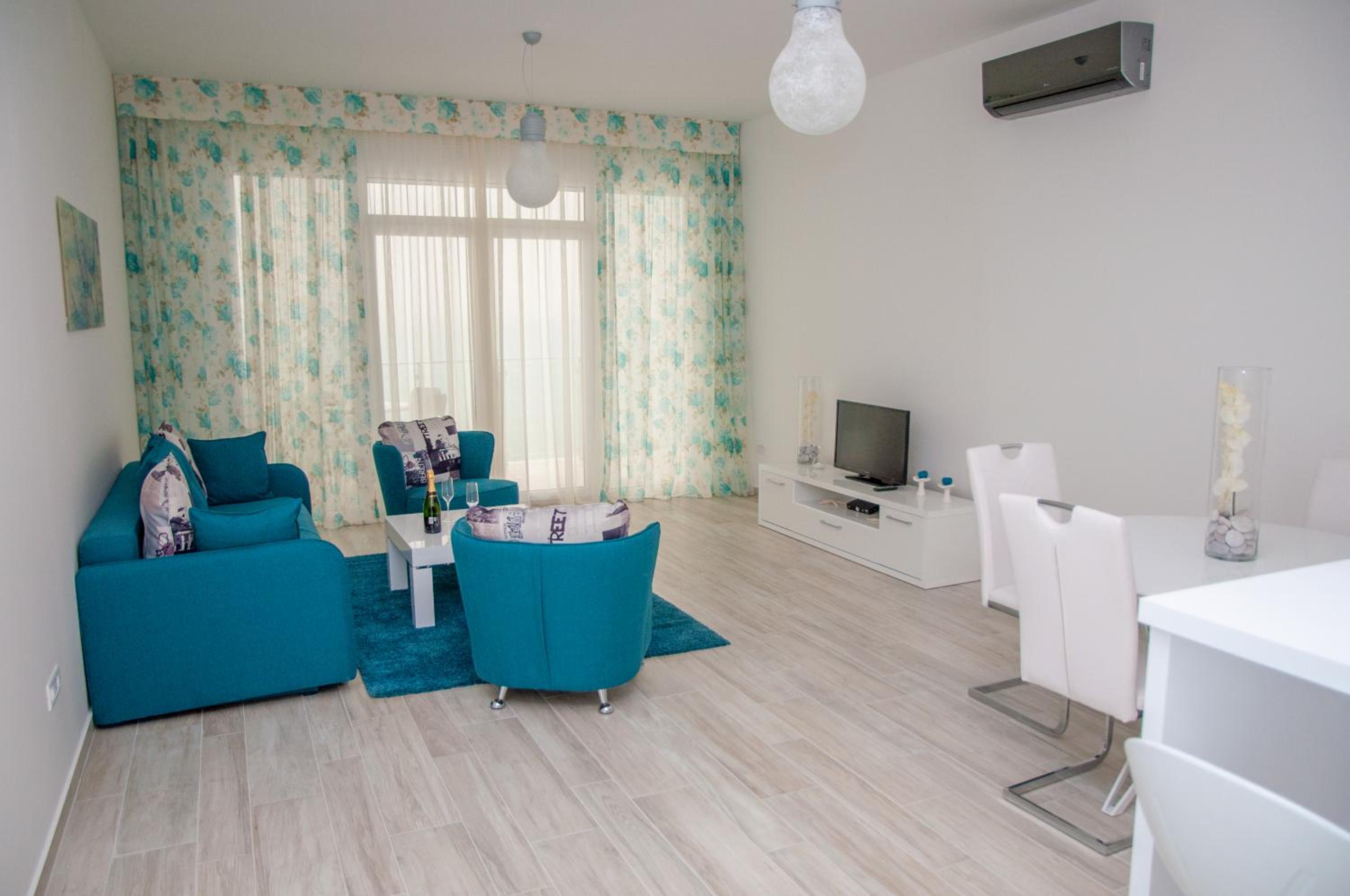 Two-Bedroom Apartment with Balcony and Sea View - Photo 1