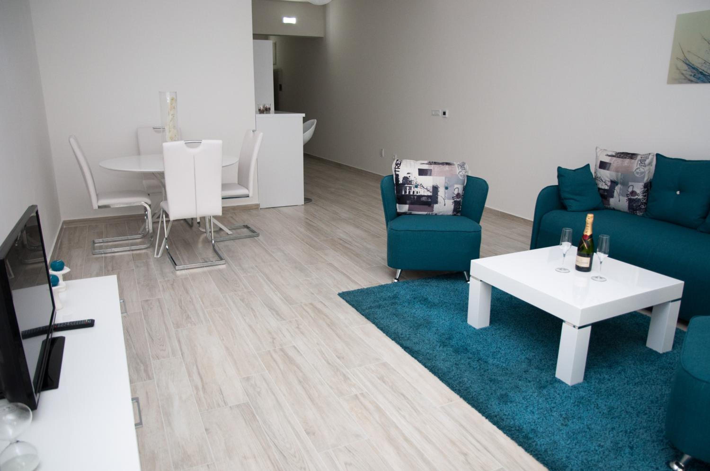 Two-Bedroom Apartment with Balcony and Sea View - Photo 2