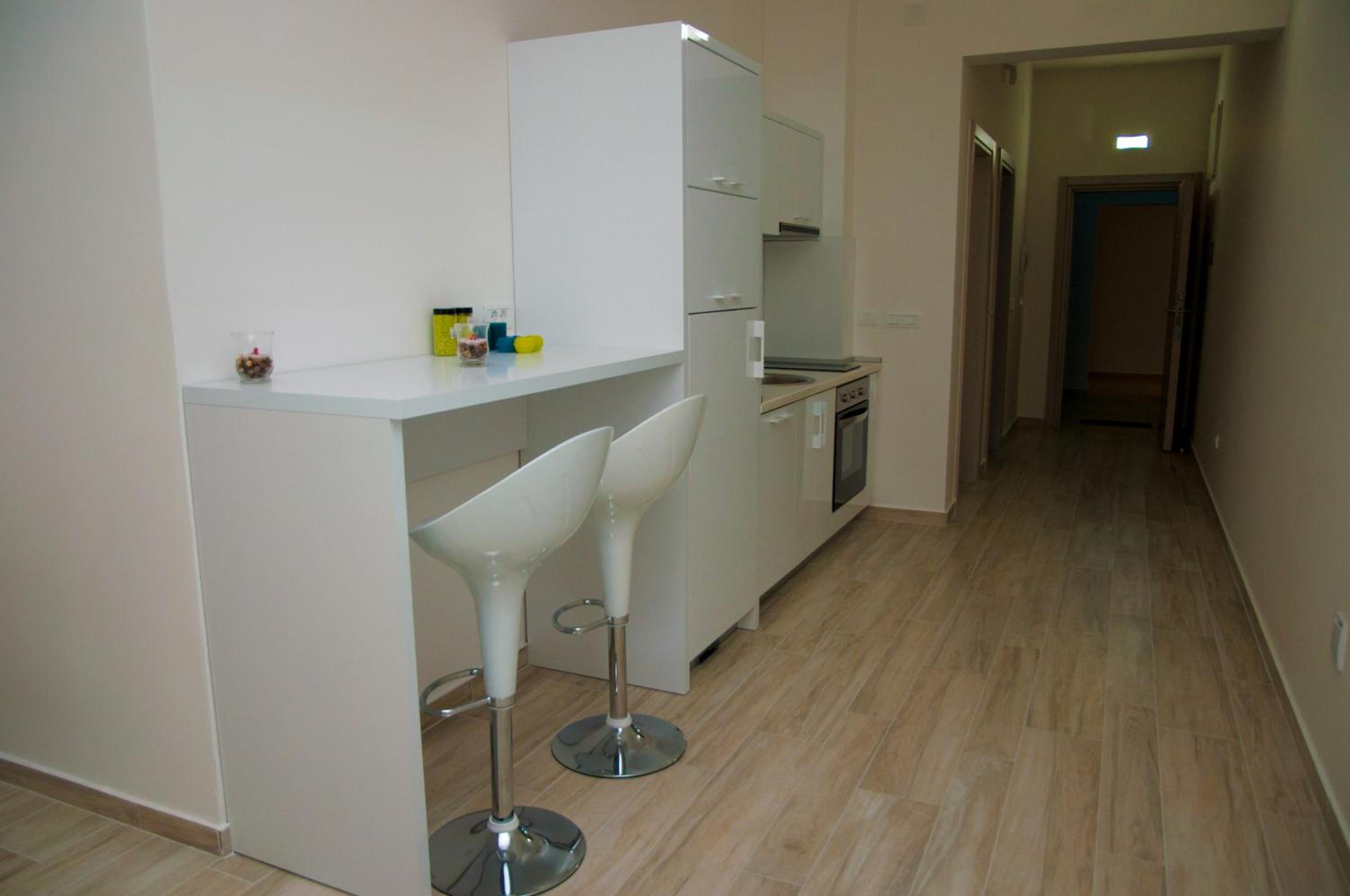 Two-Bedroom Apartment with Balcony and Sea View - Photo 3