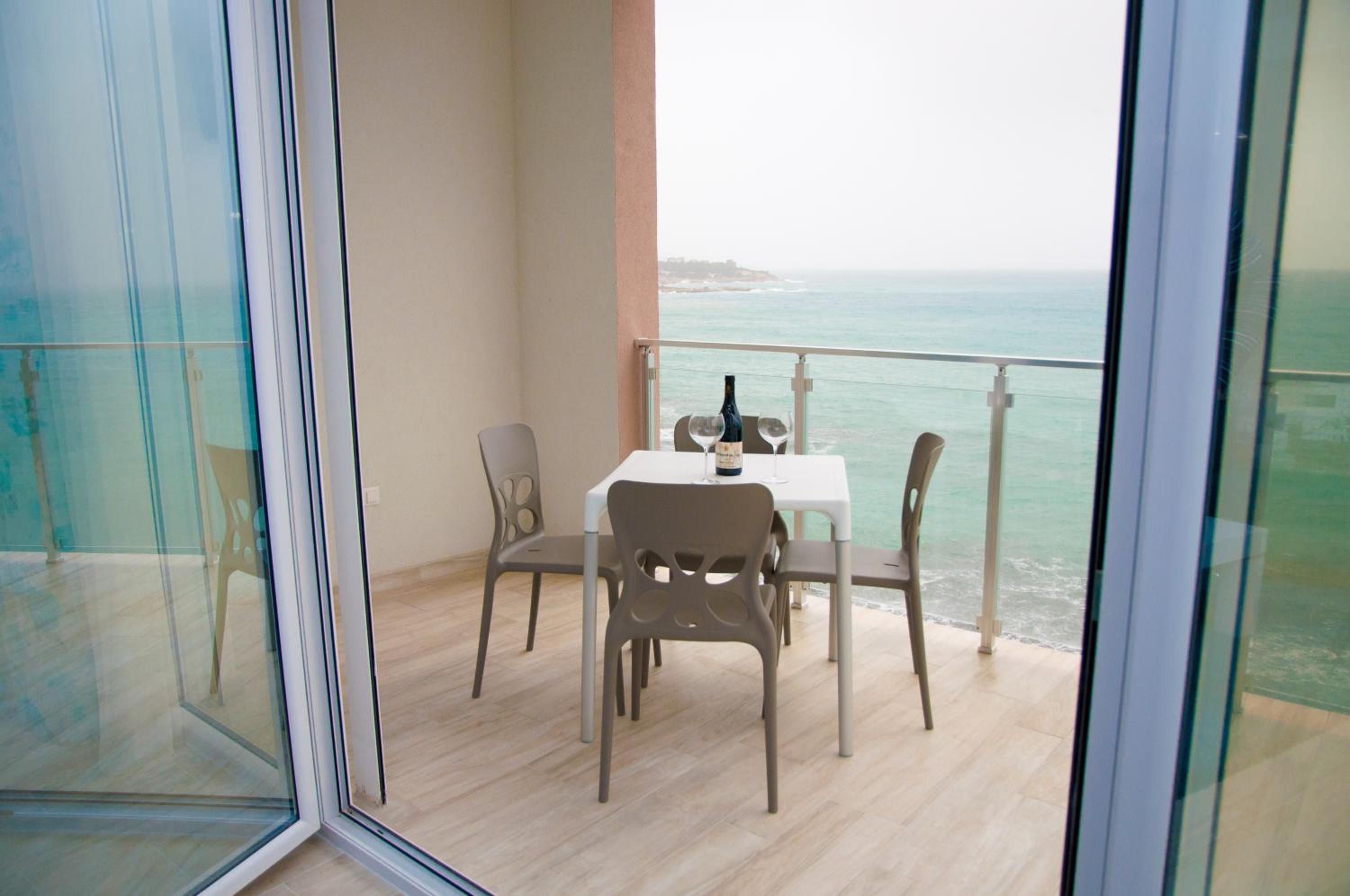 Two-Bedroom Apartment with Balcony and Sea View - Photo 5