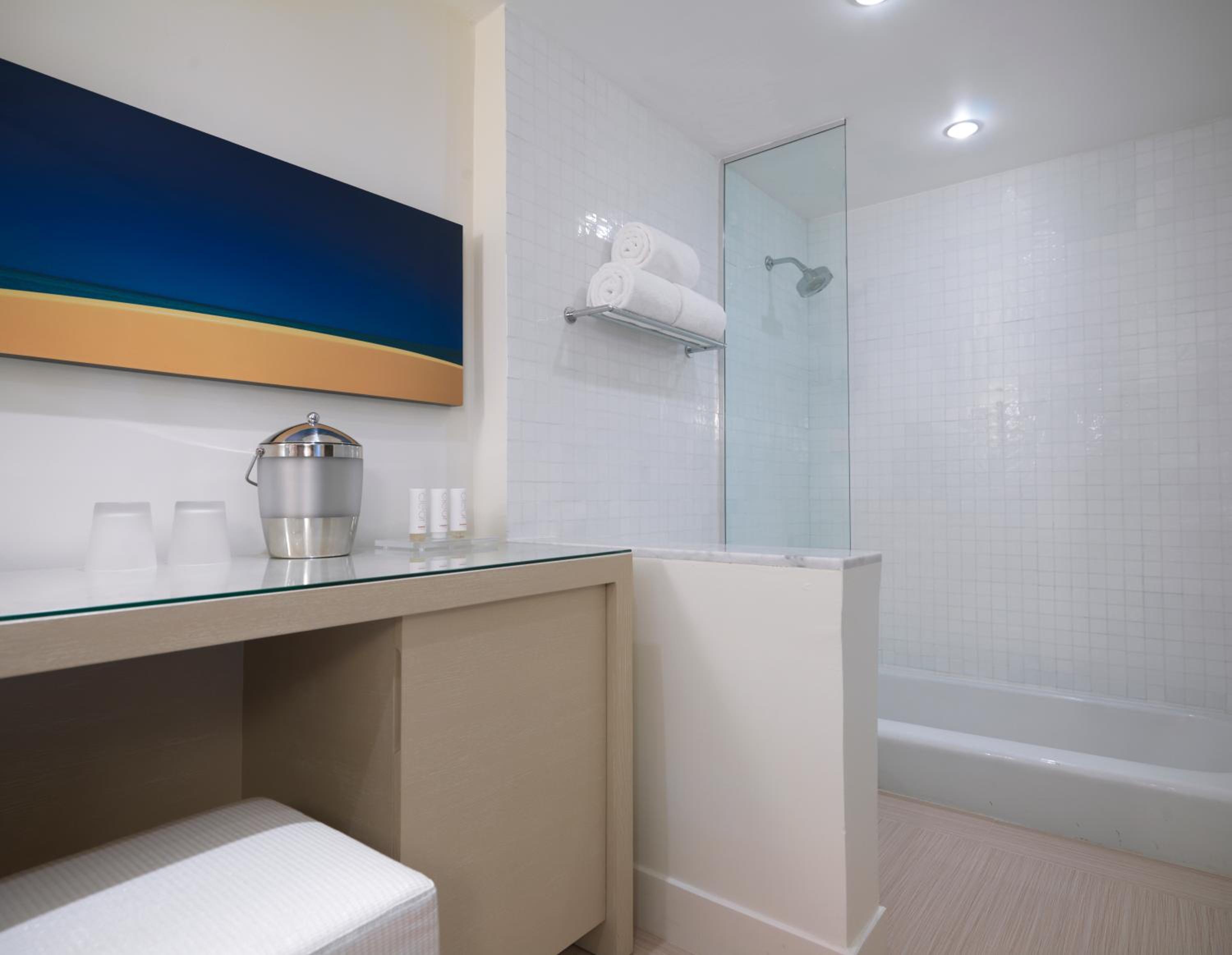 Queen Room with Two Queen Beds - Wheelchair Accessible Bathtub  - Photo 3