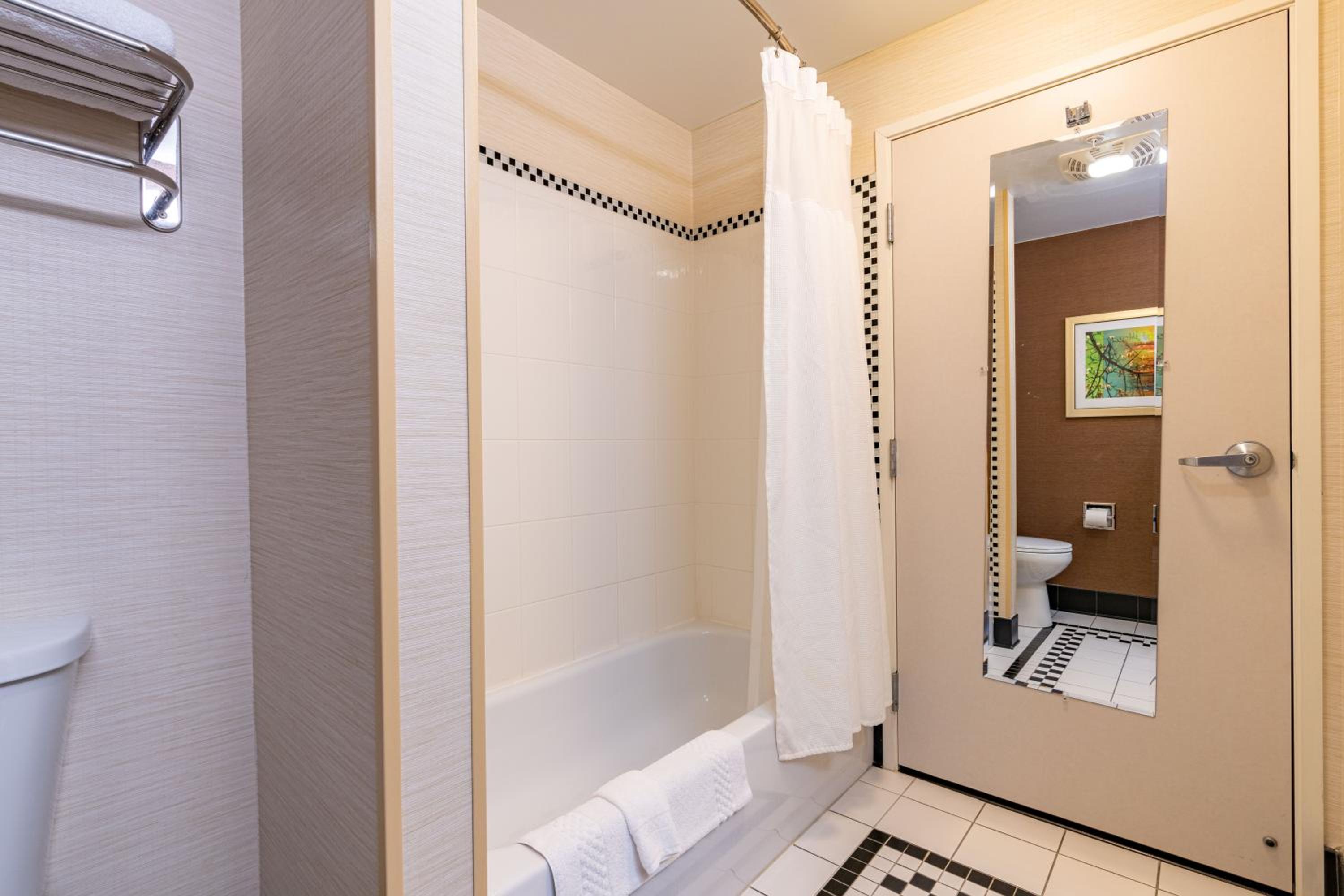 Queen Room with Two Queen Beds - Photo 2