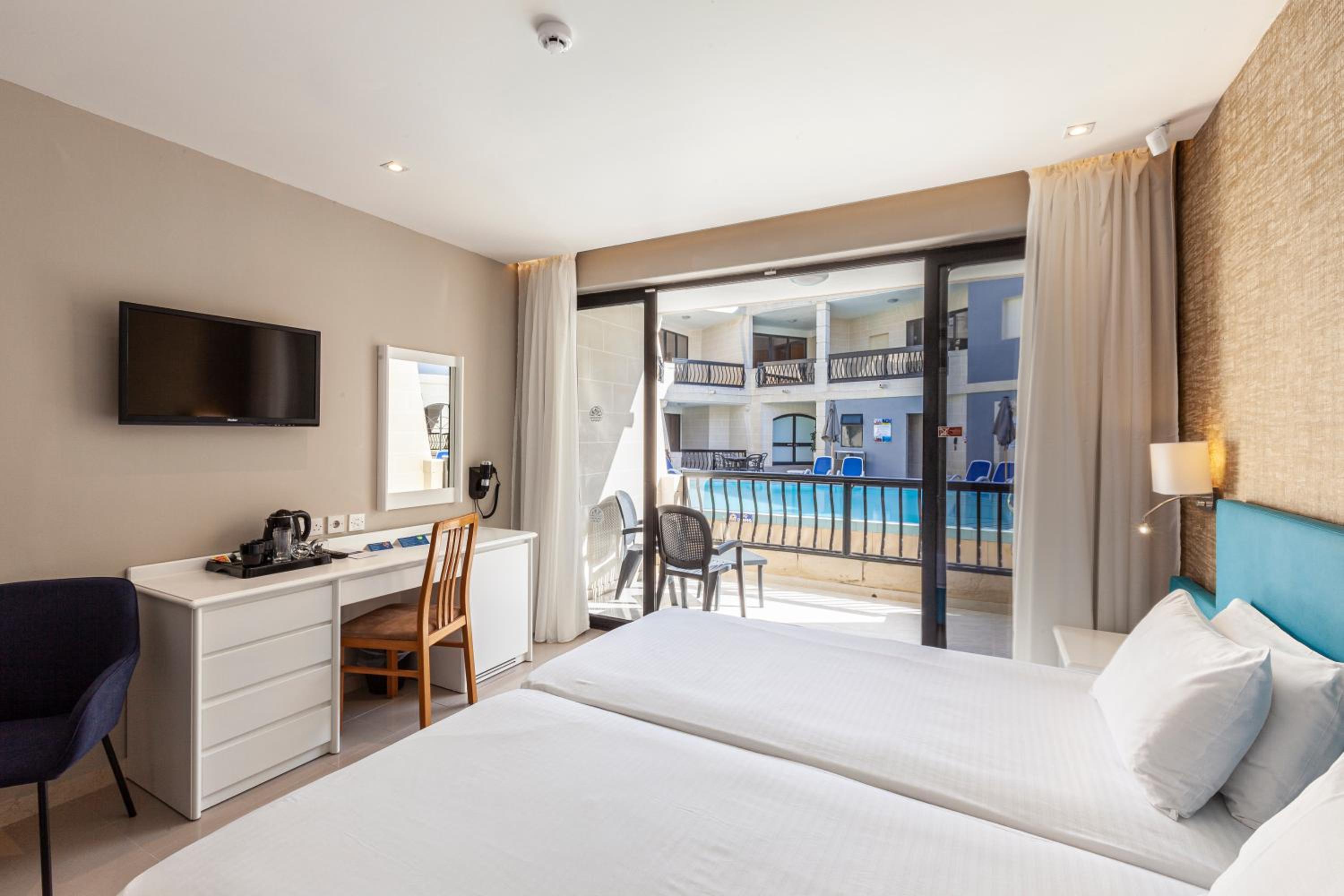 Twin Room with Pool View - Photo 1