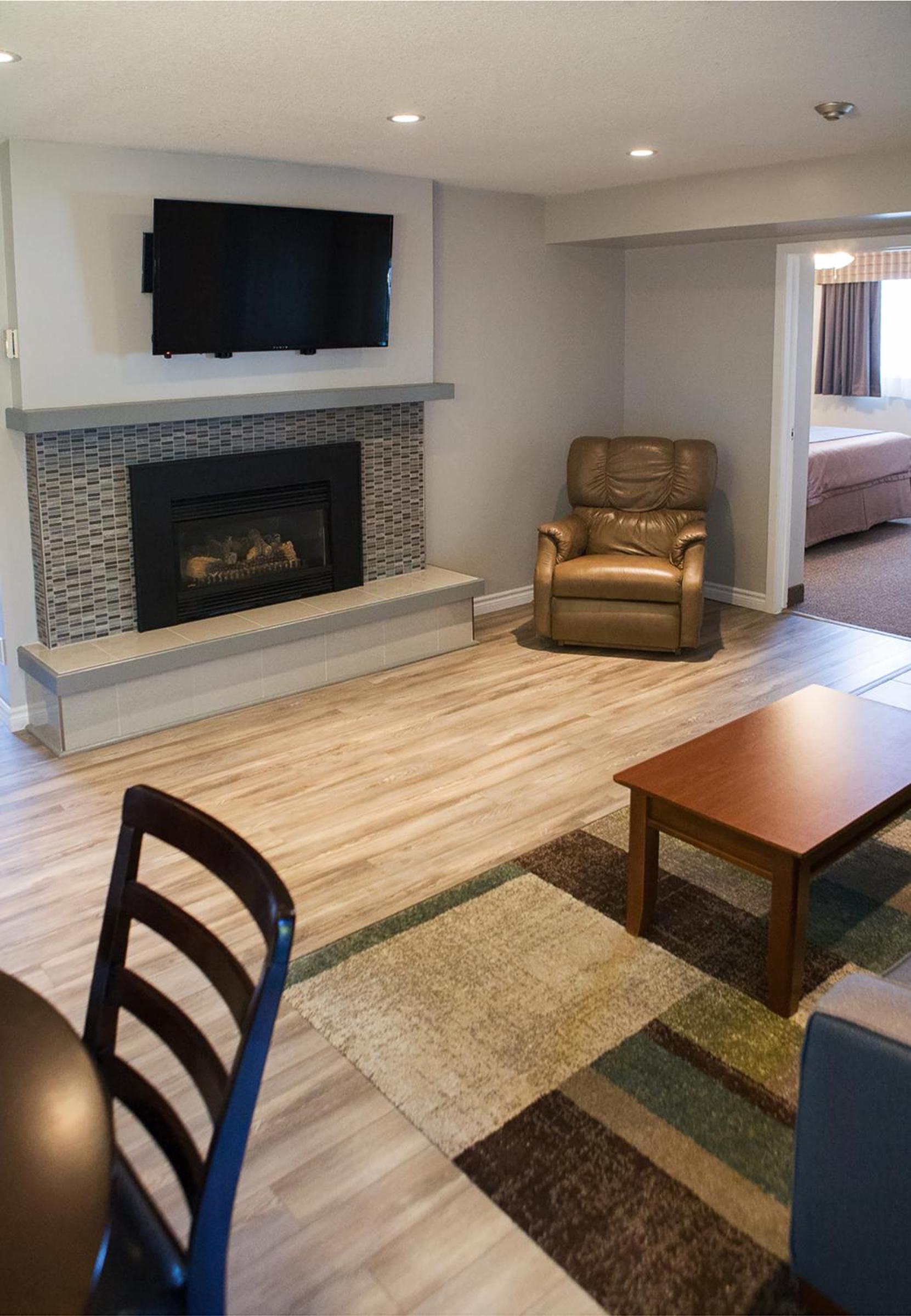 Two-Bedroom Superior Suite with One King and One Queen Bed - Pool View/Non-Smoking - Photo 10