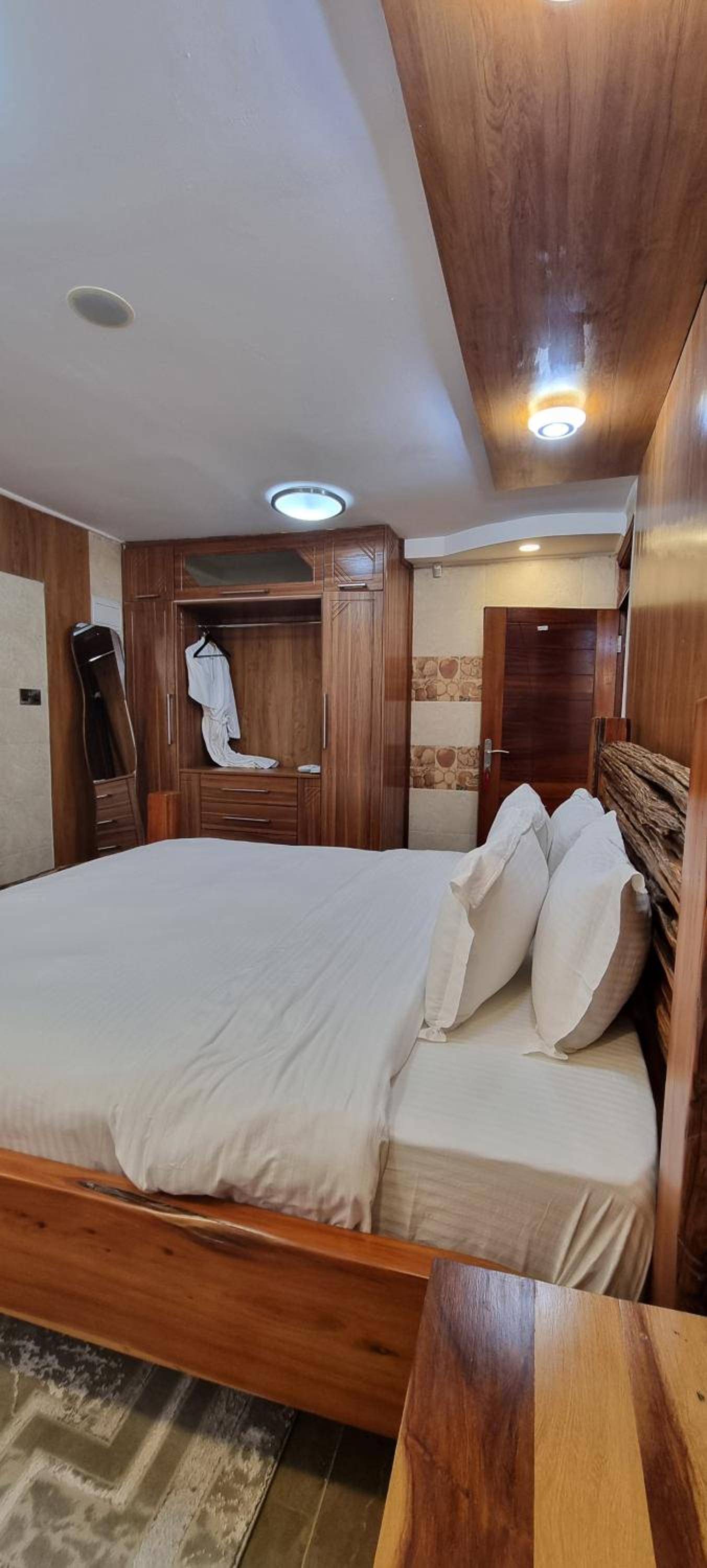 Deluxe Queen Room - Photo 7