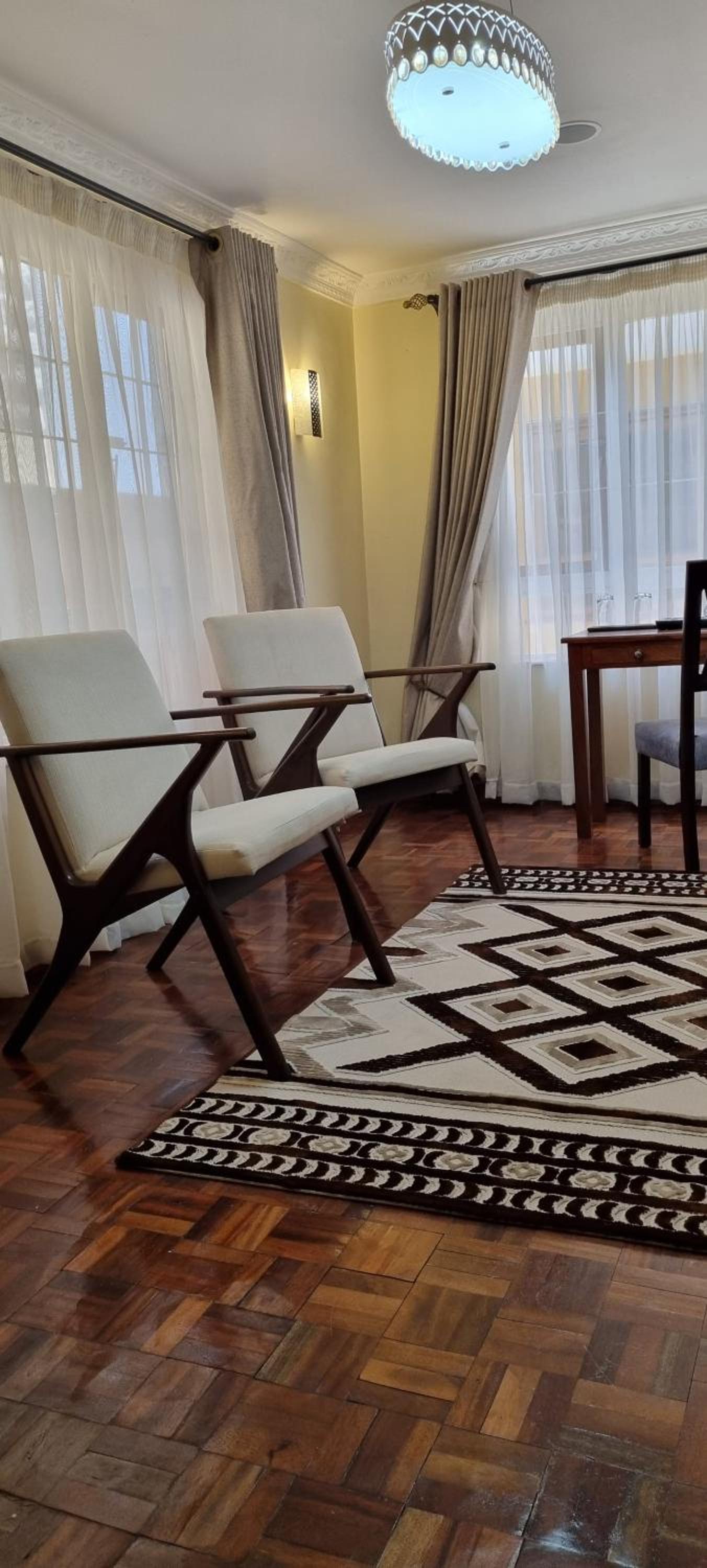 Deluxe Queen Room - Photo 9