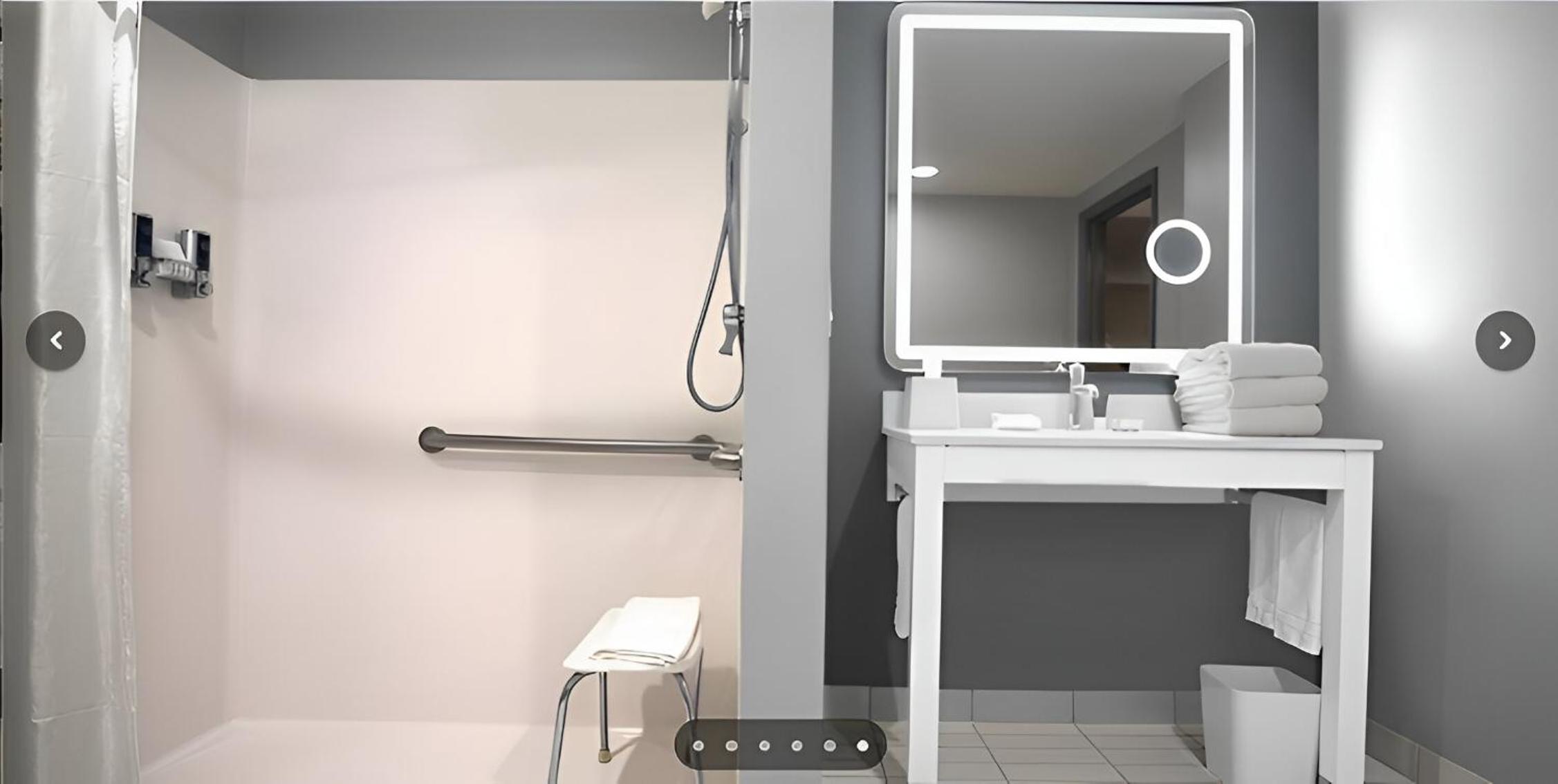 Deluxe King Room with Adapted Tub - Mobility and Hearing Accessible - Photo 1