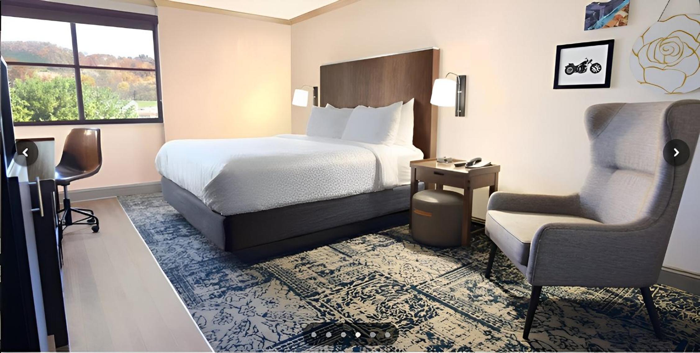 Deluxe King Room with Adapted Tub - Mobility and Hearing Accessible - Photo 5