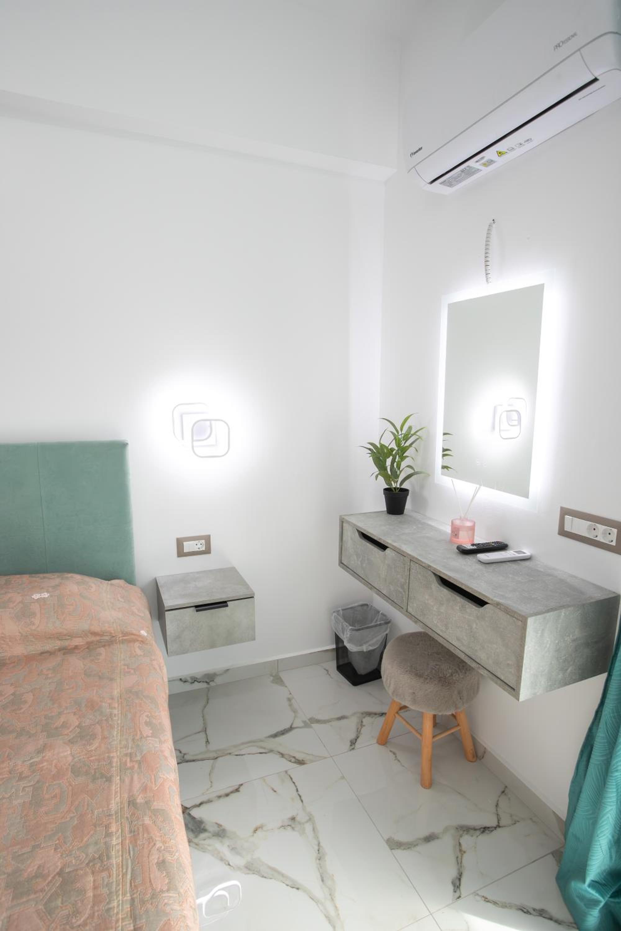 Budget Double Room photo 3