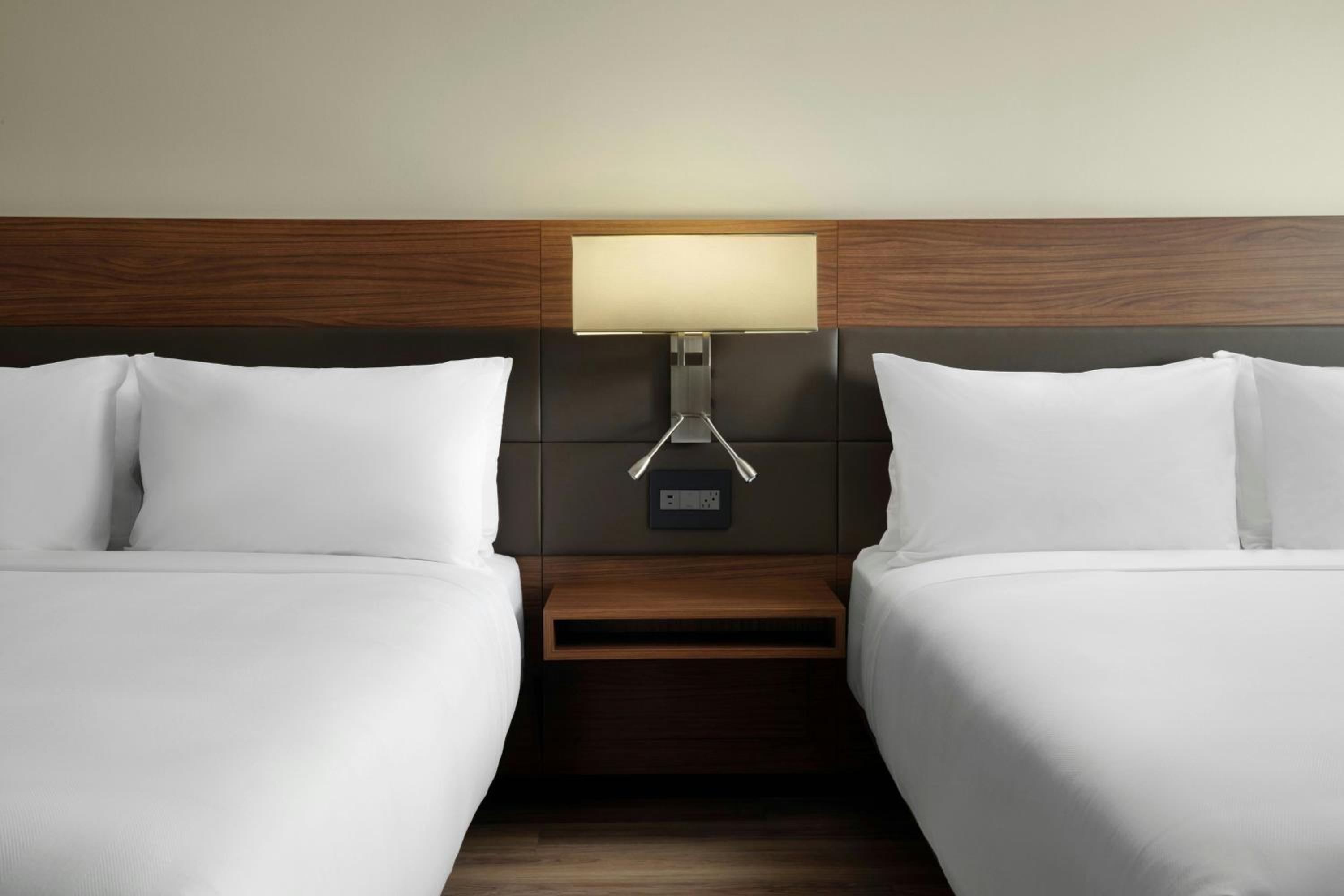 Standard Queen Room with Two Queen Beds - Photo 2