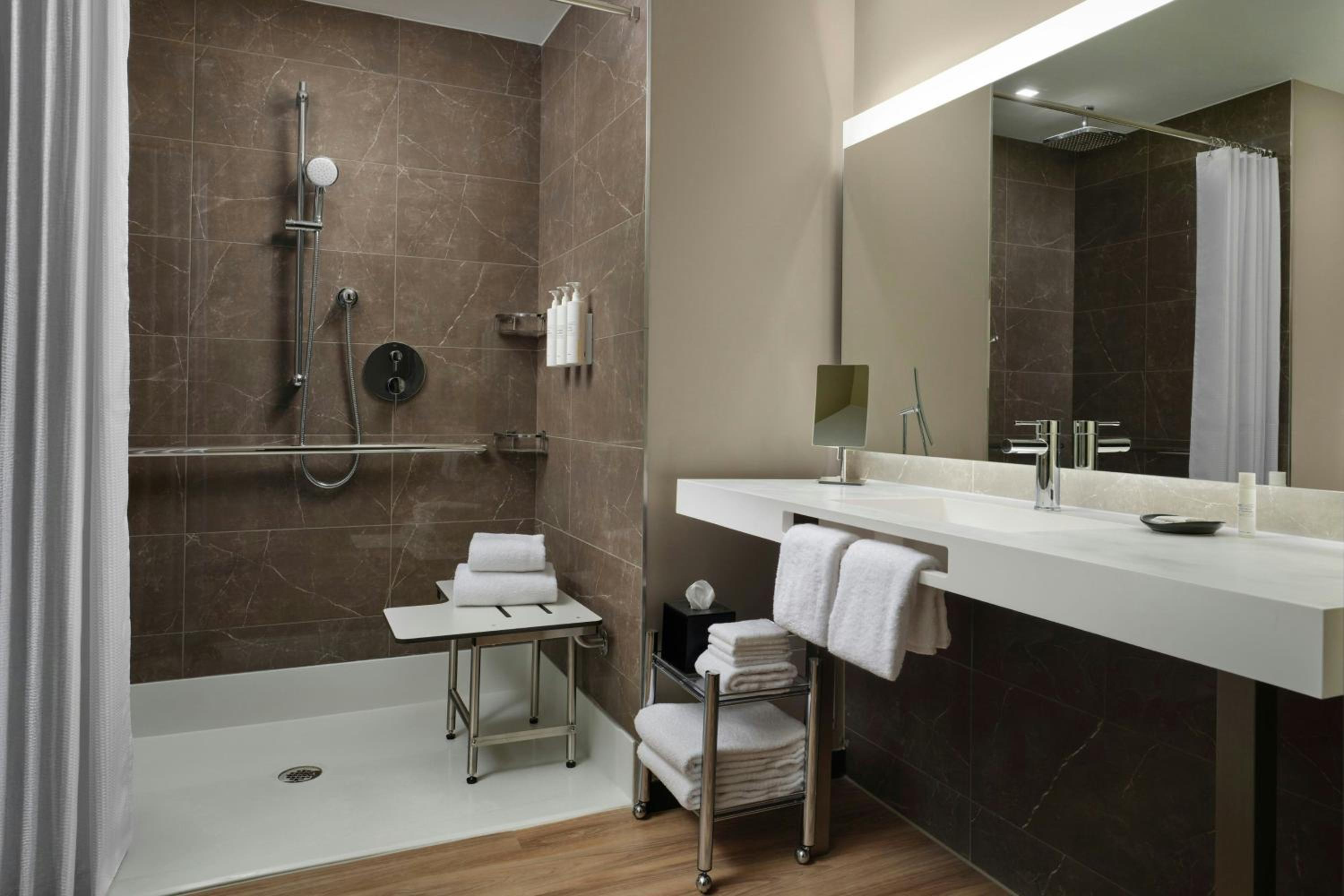 Standard King Room - Photo 3