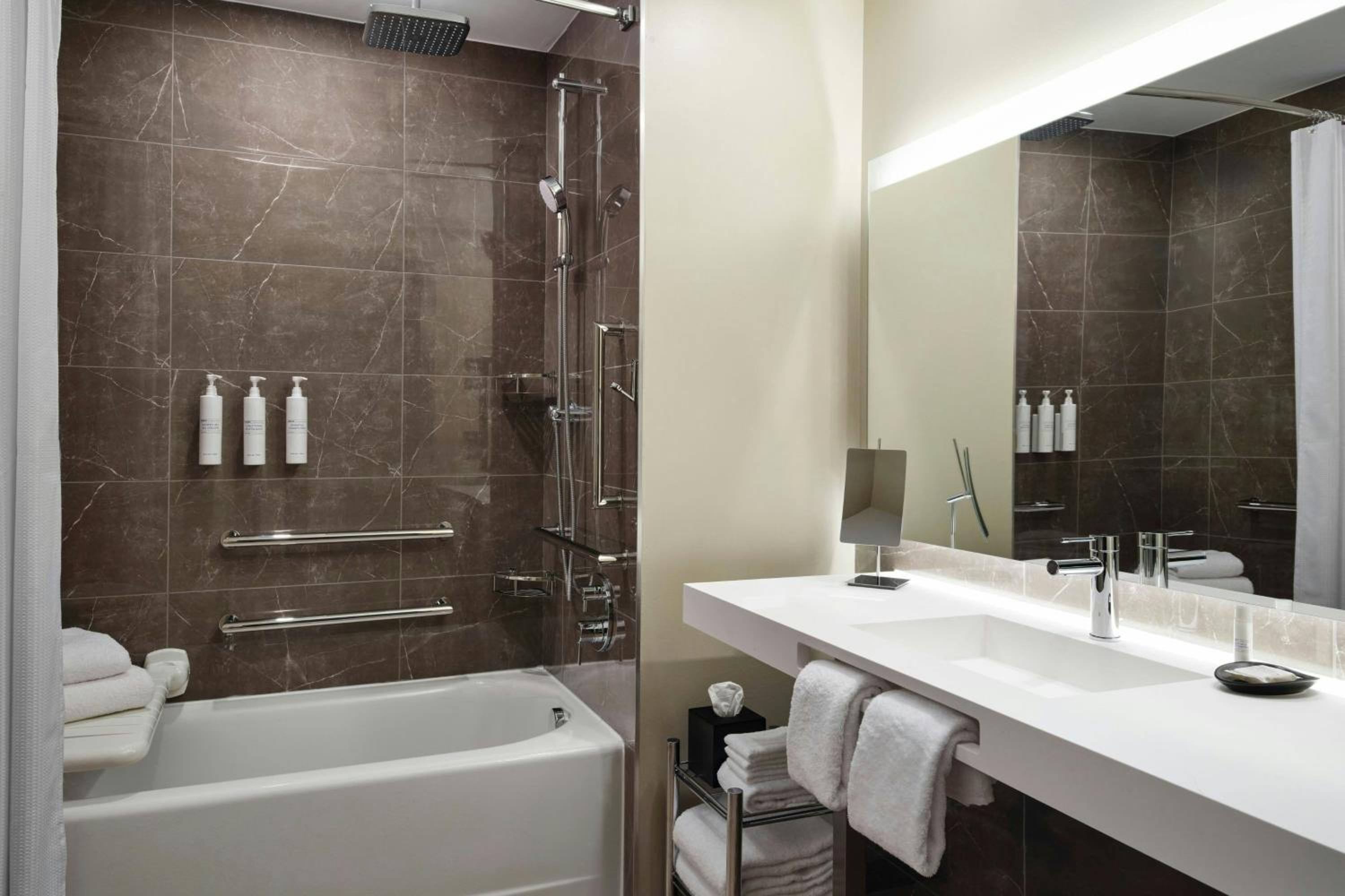 Standard King Room - Photo 4