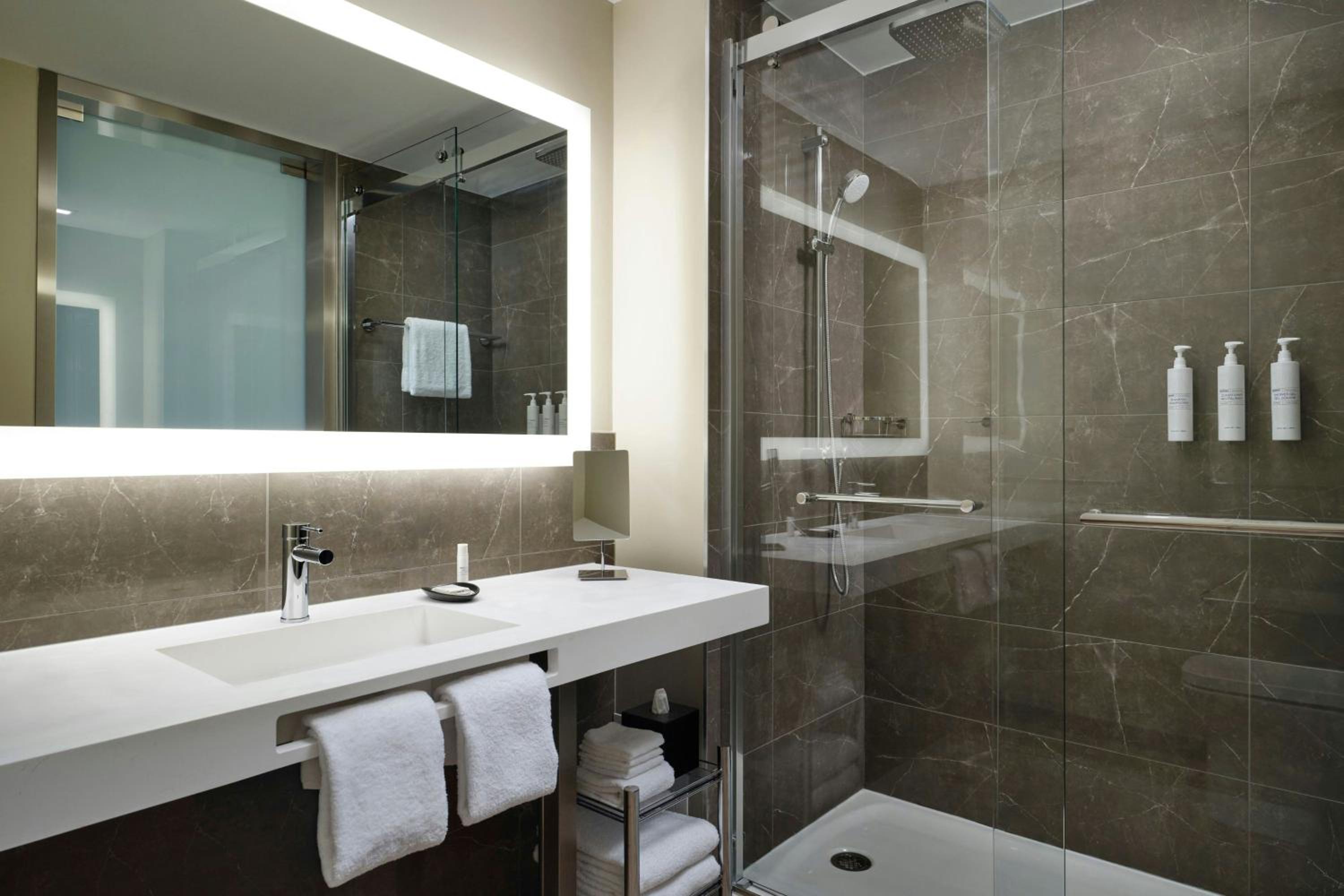 Standard King Room - Photo 5
