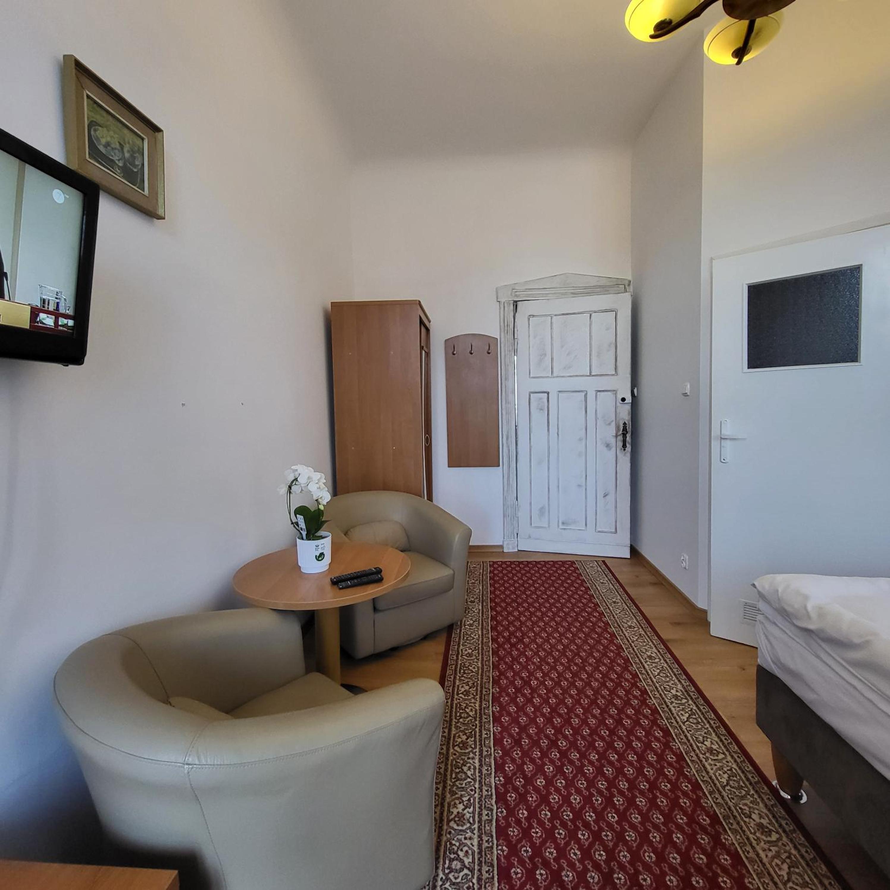Large Twin Room - Photo 2