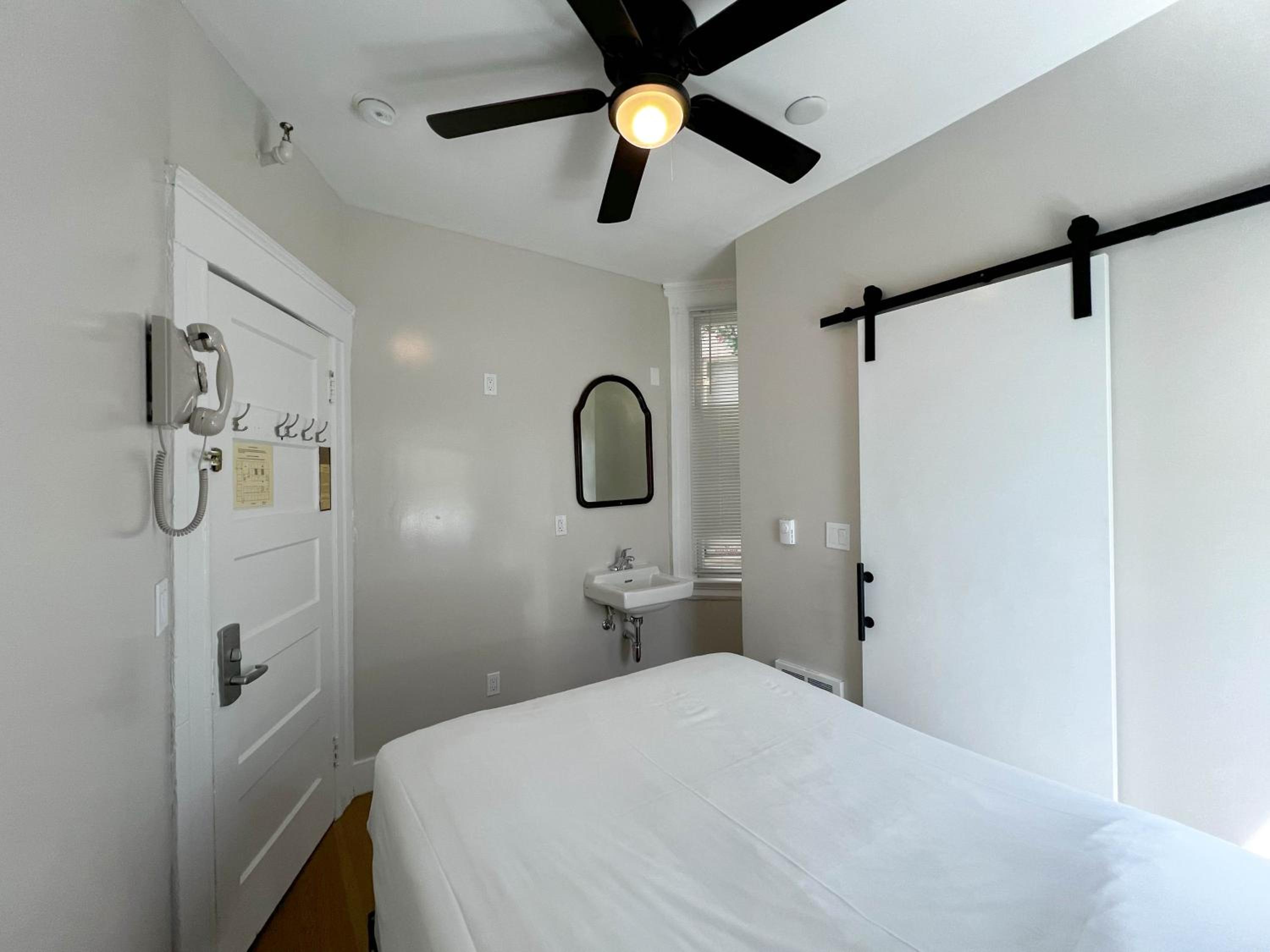 Double Room with Private Bathroom - Photo 3