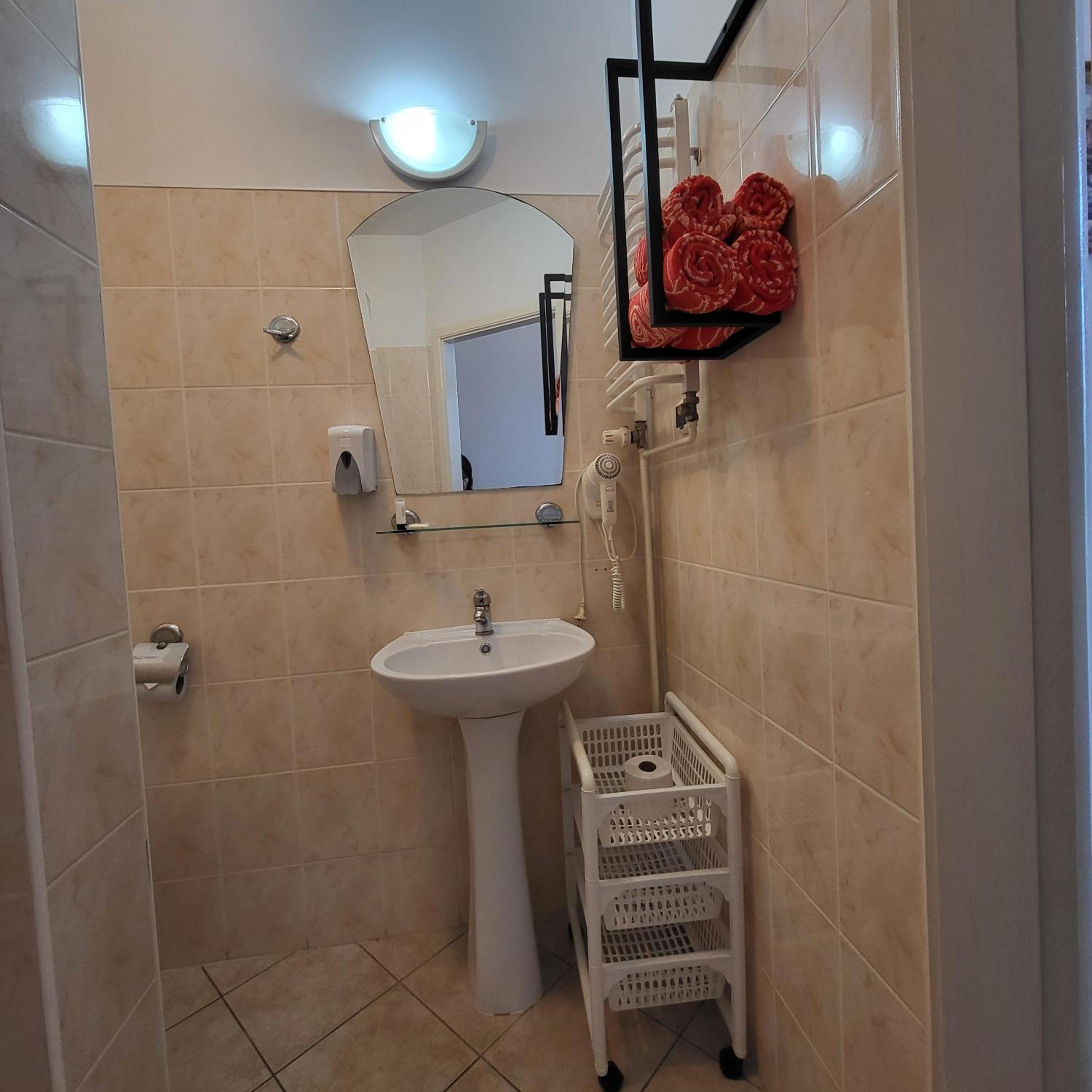 Large Twin Room - Photo 5