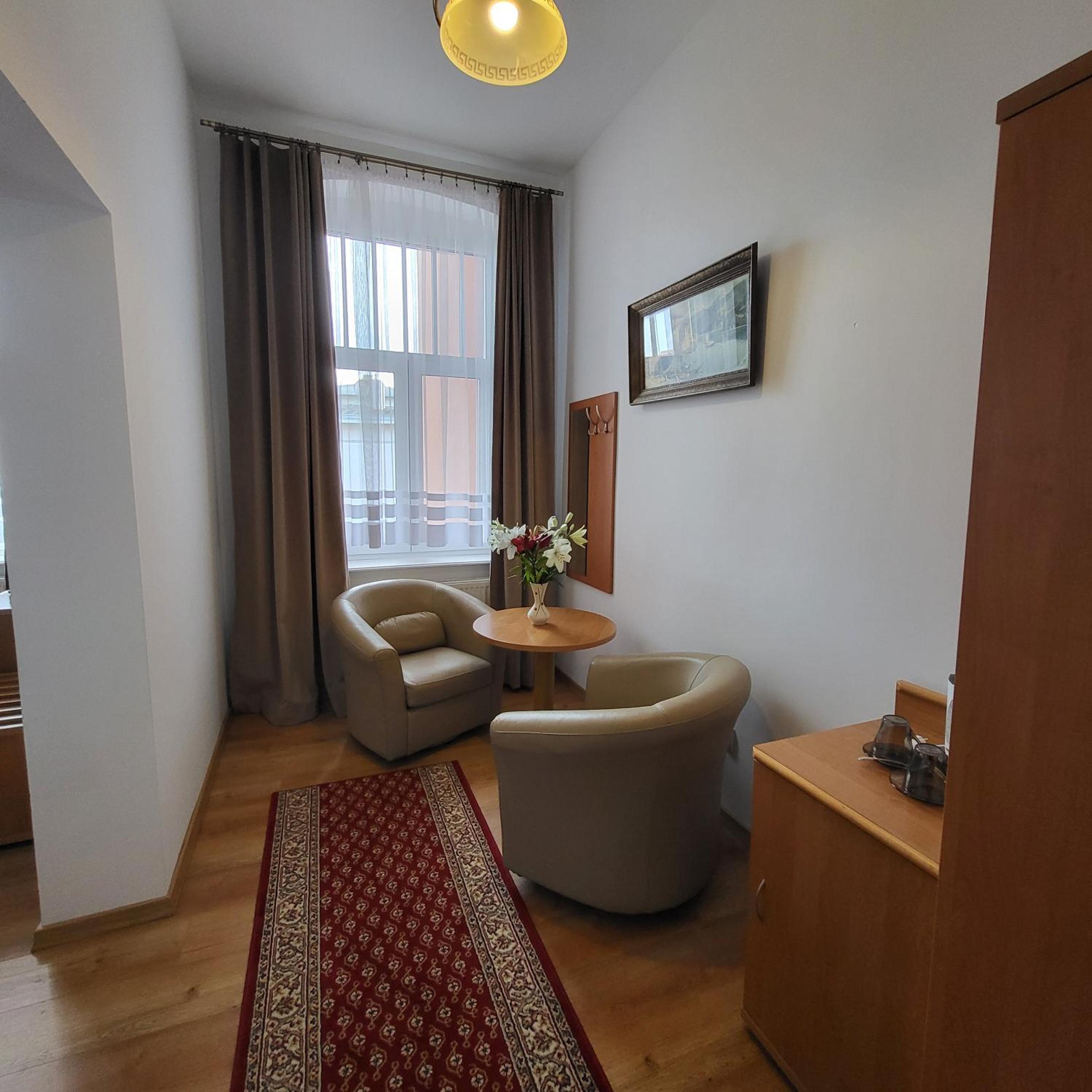 Large Twin Room - Photo 4