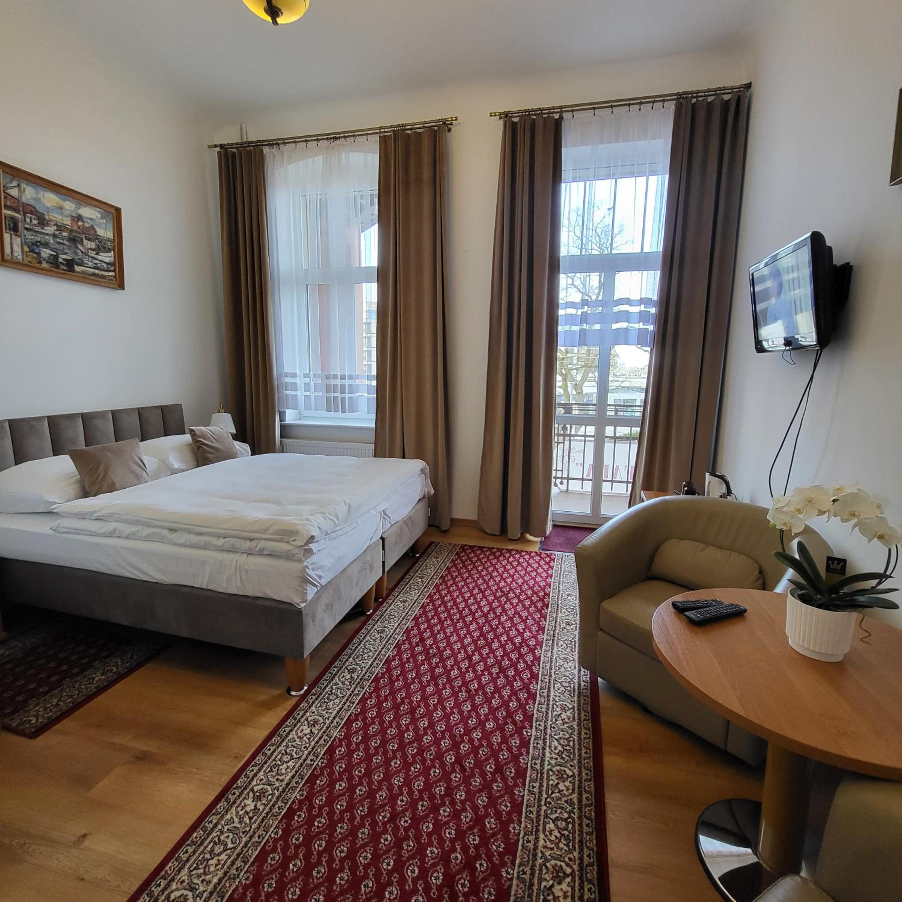 Large Twin Room - Photo 3