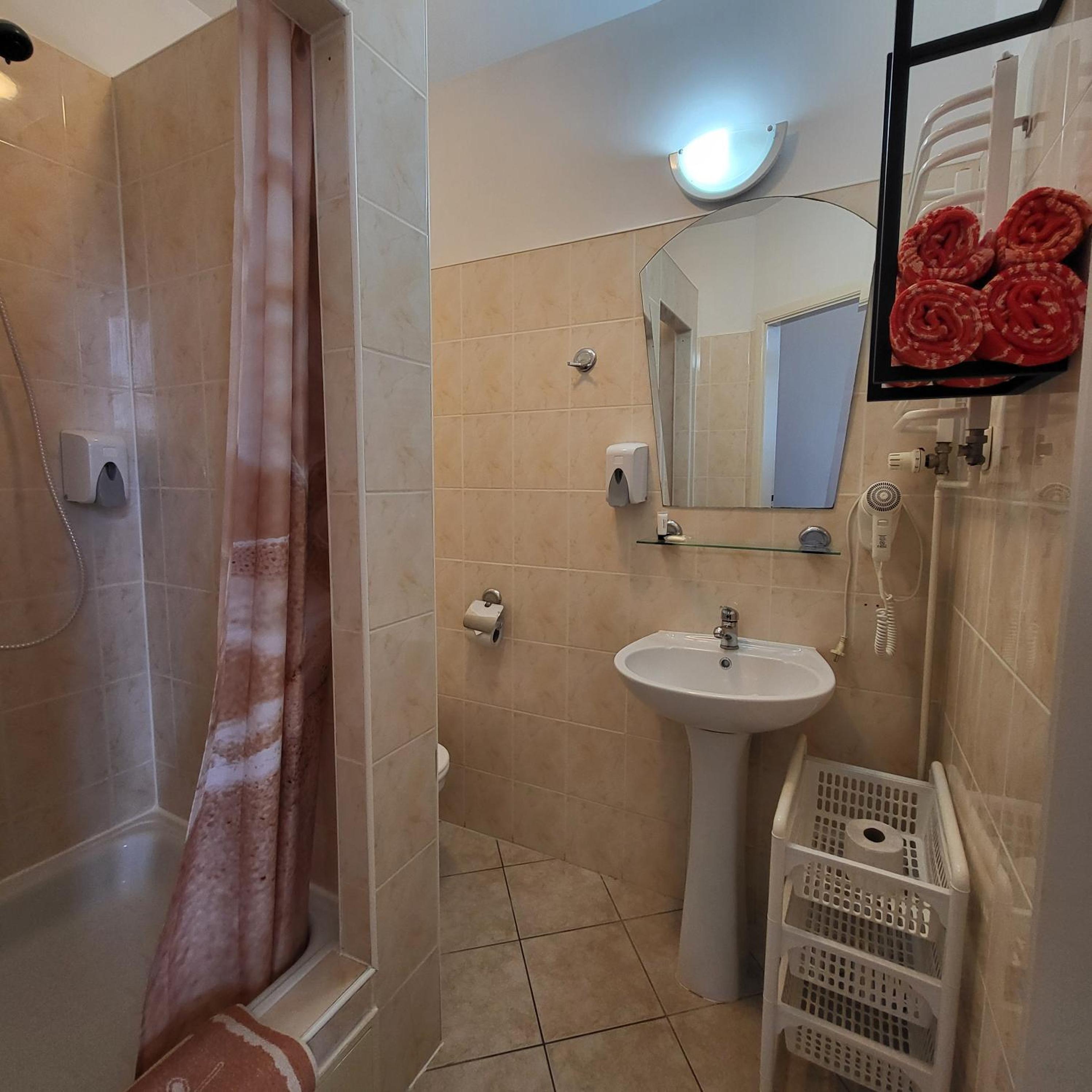 Large Twin Room - Photo 6