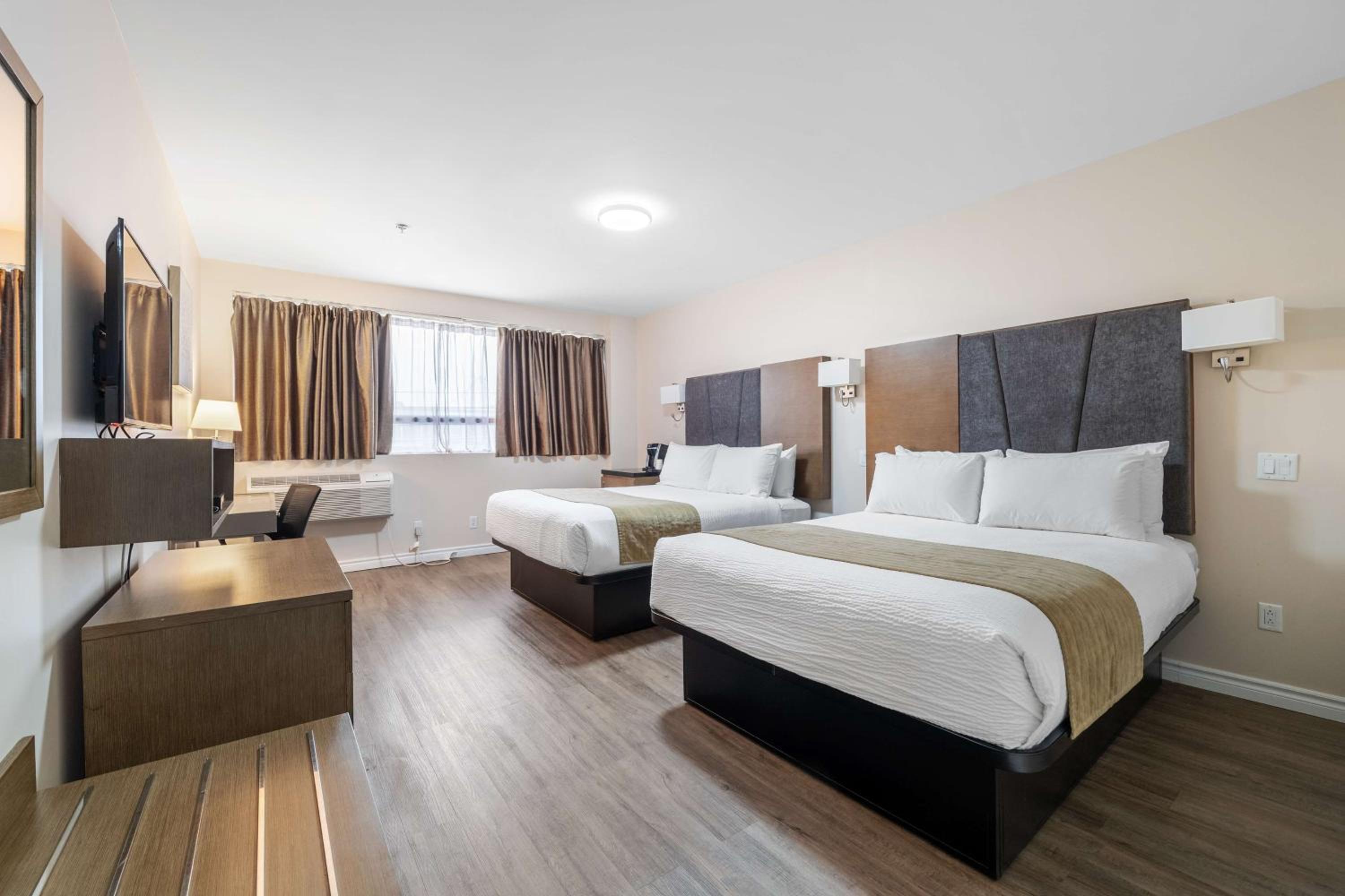 Queen Room with Two Queen Beds - Non-Smoking - Photo 1