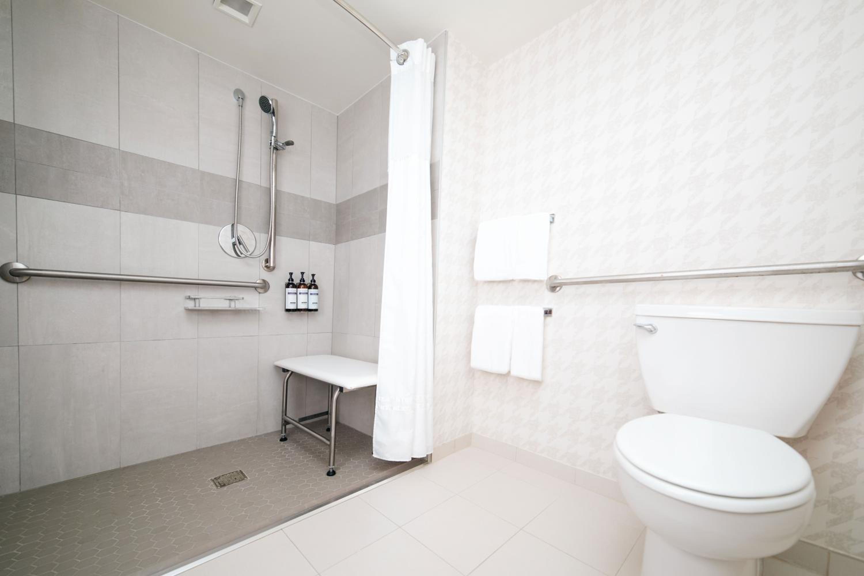 Double Room with Two Double Beds and Accessible Shower - Disability Access - Photo 4